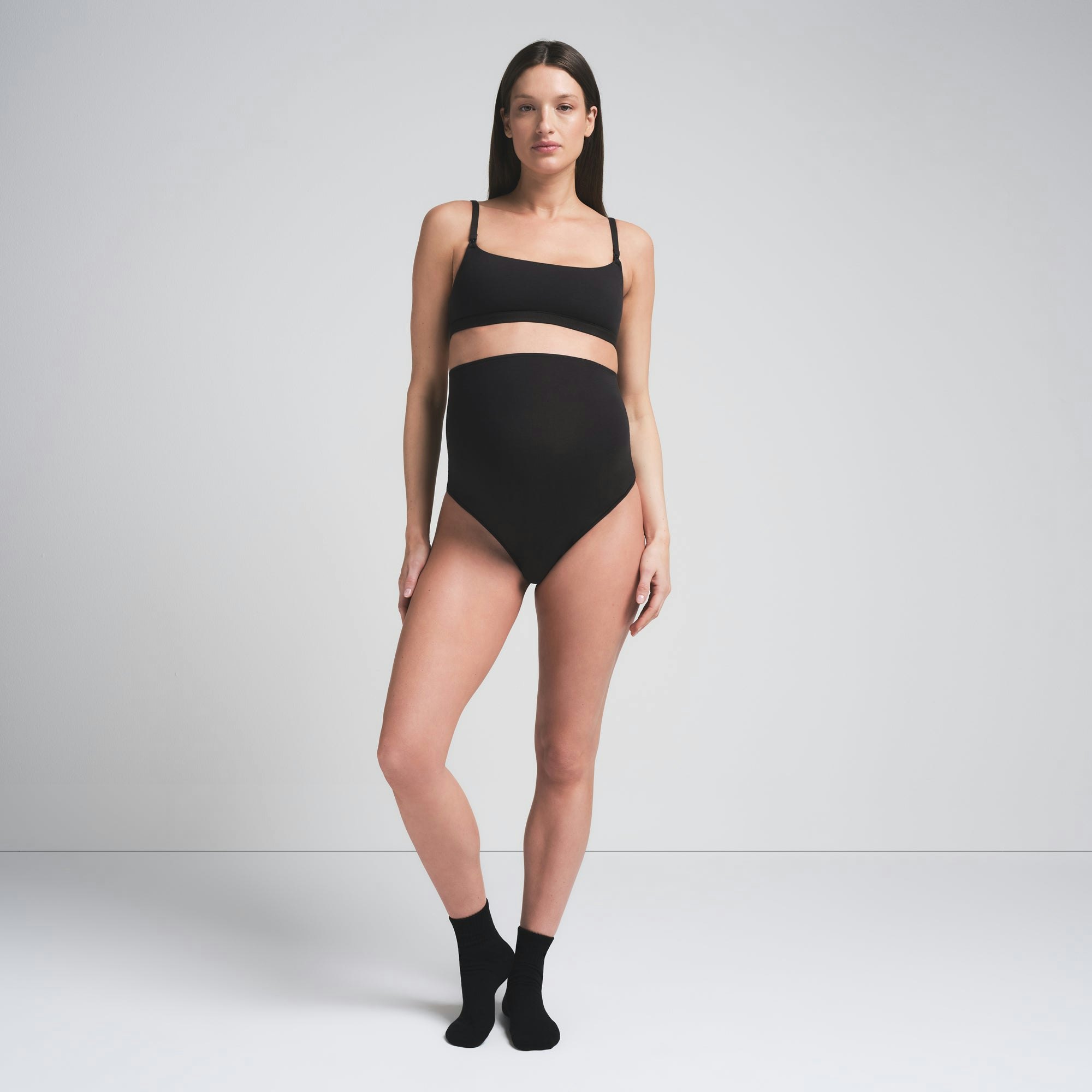 COTTON JERSEY MATERNITY NURSING SCOOP BRALETTE | SOOT ON A MODEL FRONTVIEW | FOCUS: 0.0, 1.0, 0.9