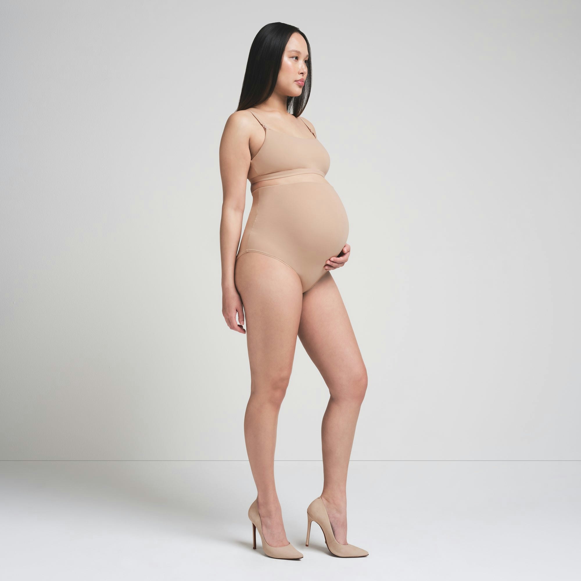 FITS EVERYBODY MATERNITY NURSING SCOOP BRALETTE | CLAY ON A MODEL FRONT VIEW | FOCUS: 0.0, 1.0, 0.9