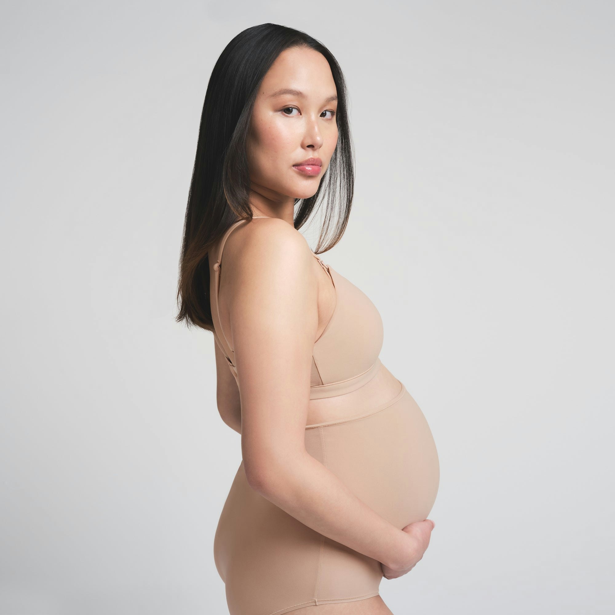 FITS EVERYBODY MATERNITY NURSING SCOOP BRALETTE | CLAY ON A MODEL SIDE VIEW