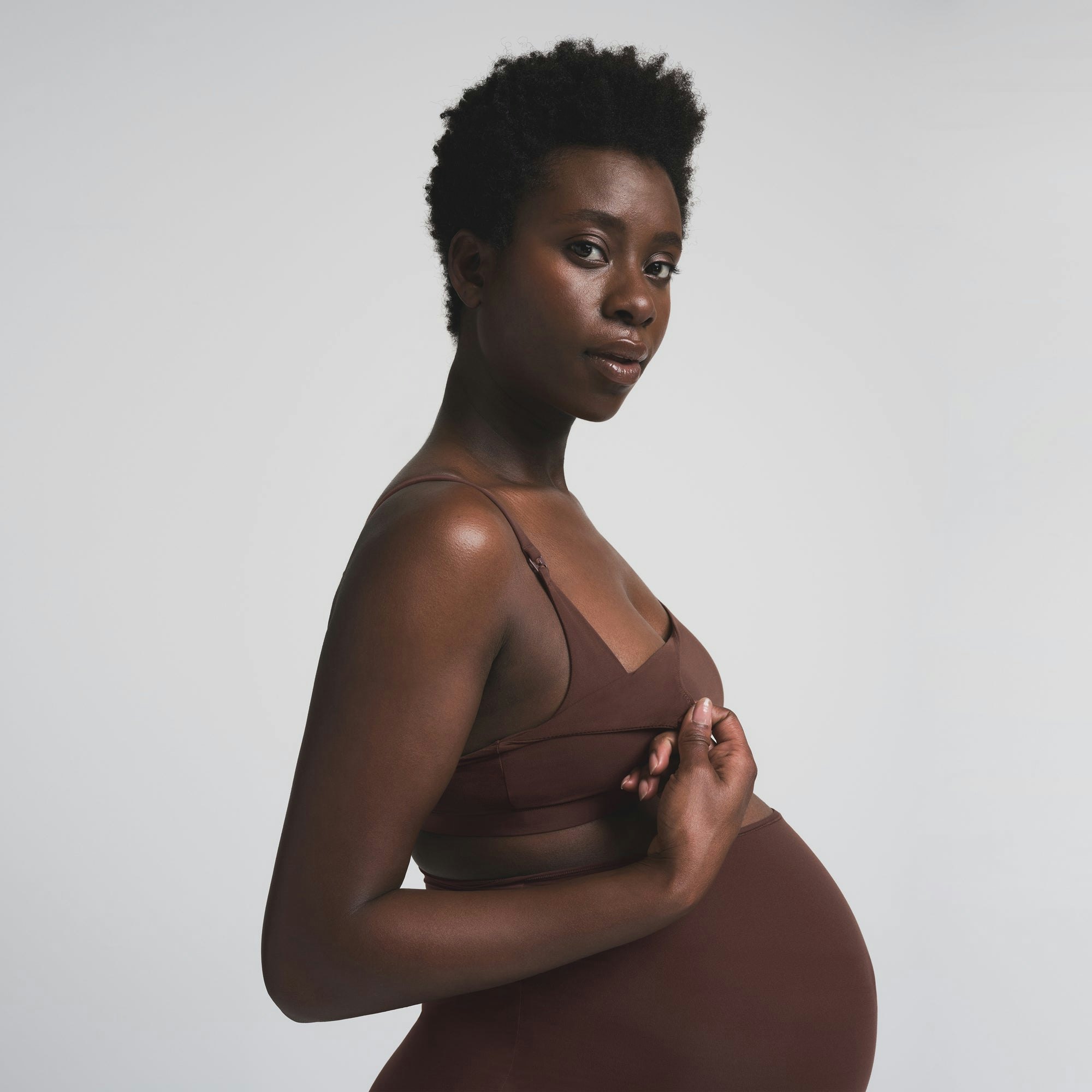 FITS EVERYBODY MATERNITY NURSING SCOOP BRALETTE | COCOA ON A MODEL SIDE VIEW