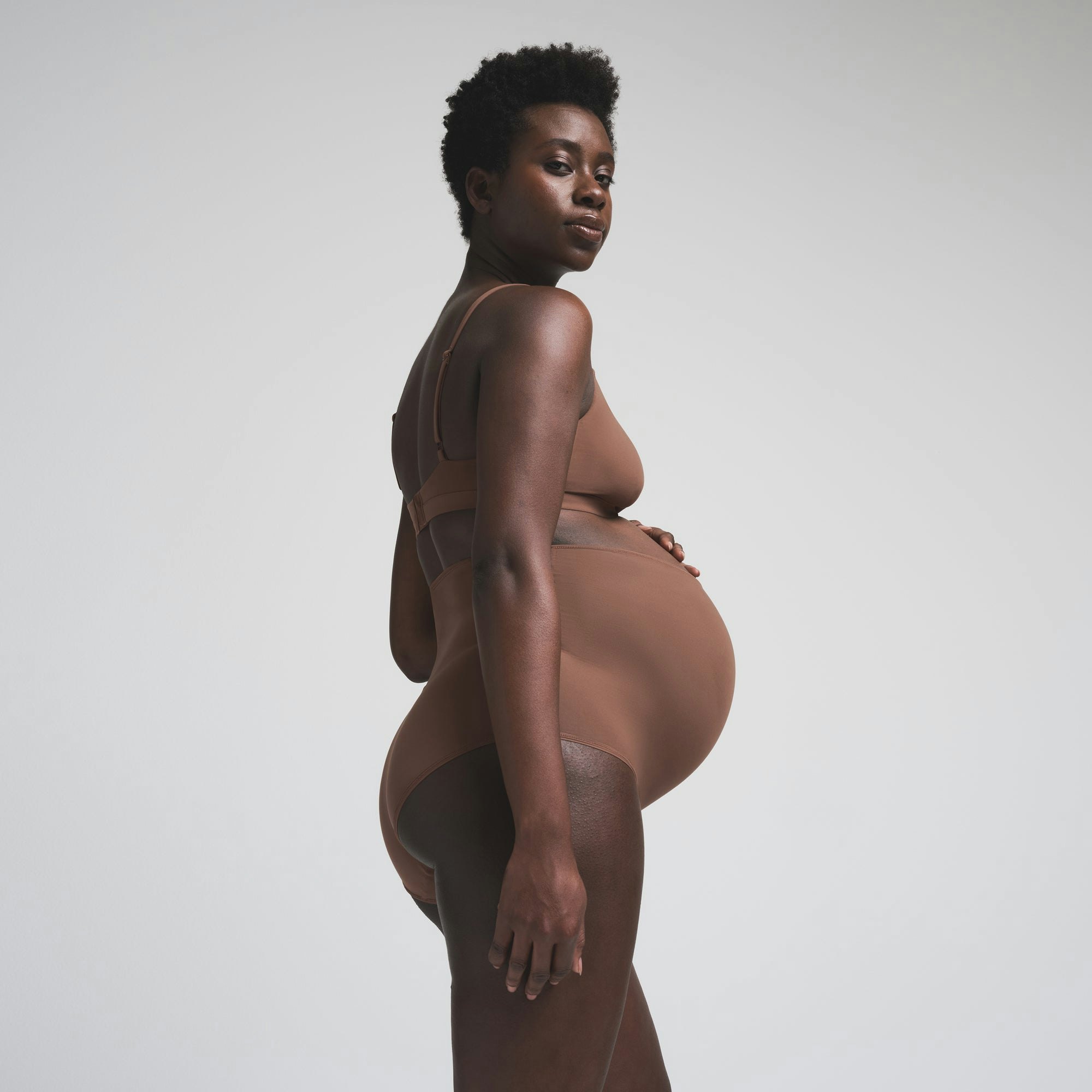 FITS EVERYBODY MATERNITY NURSING SCOOP BRALETTE | JASPER ON A MODEL SIDE VIEW | FOCUS: 0.0, 1.0, 0.9