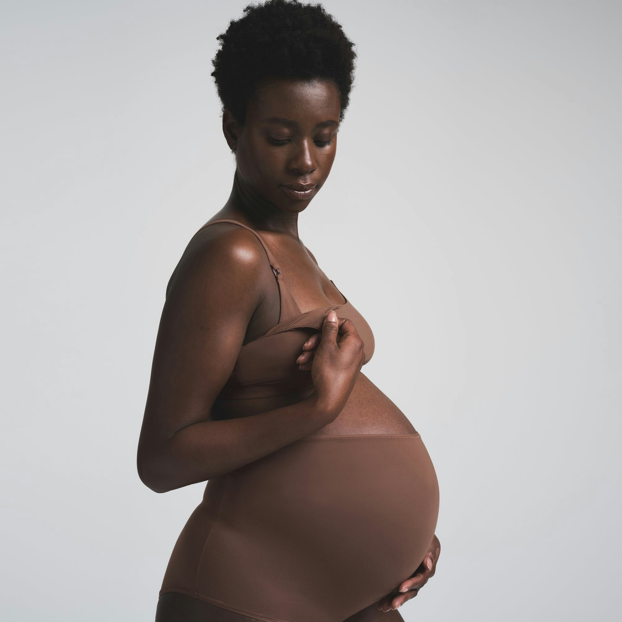 FITS EVERYBODY MATERNITY NURSING SCOOP BRALETTE | JASPER ON A MODEL SIDE VIEW | FOCUS: 0.0, 1.0, 0.9