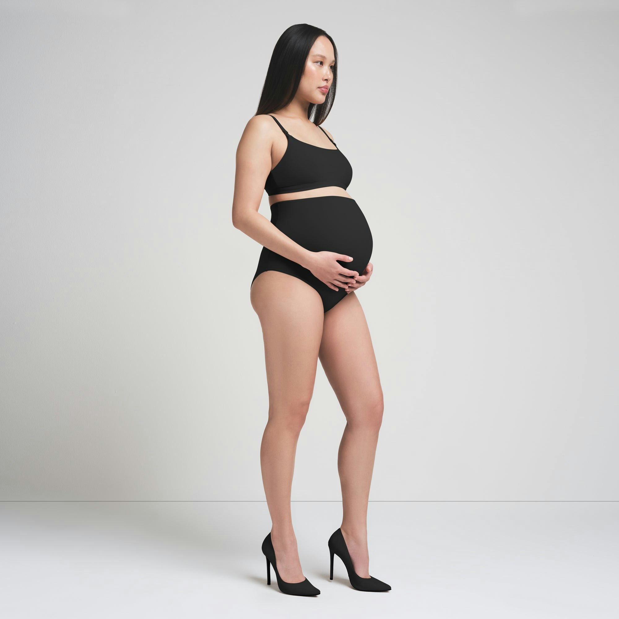 FITS EVERYBODY MATERNITY NURSING SCOOP BRALETTE | ONYX ON A MODEL FRONT VIEW | FOCUS: 0.0, 1.0, 0.9