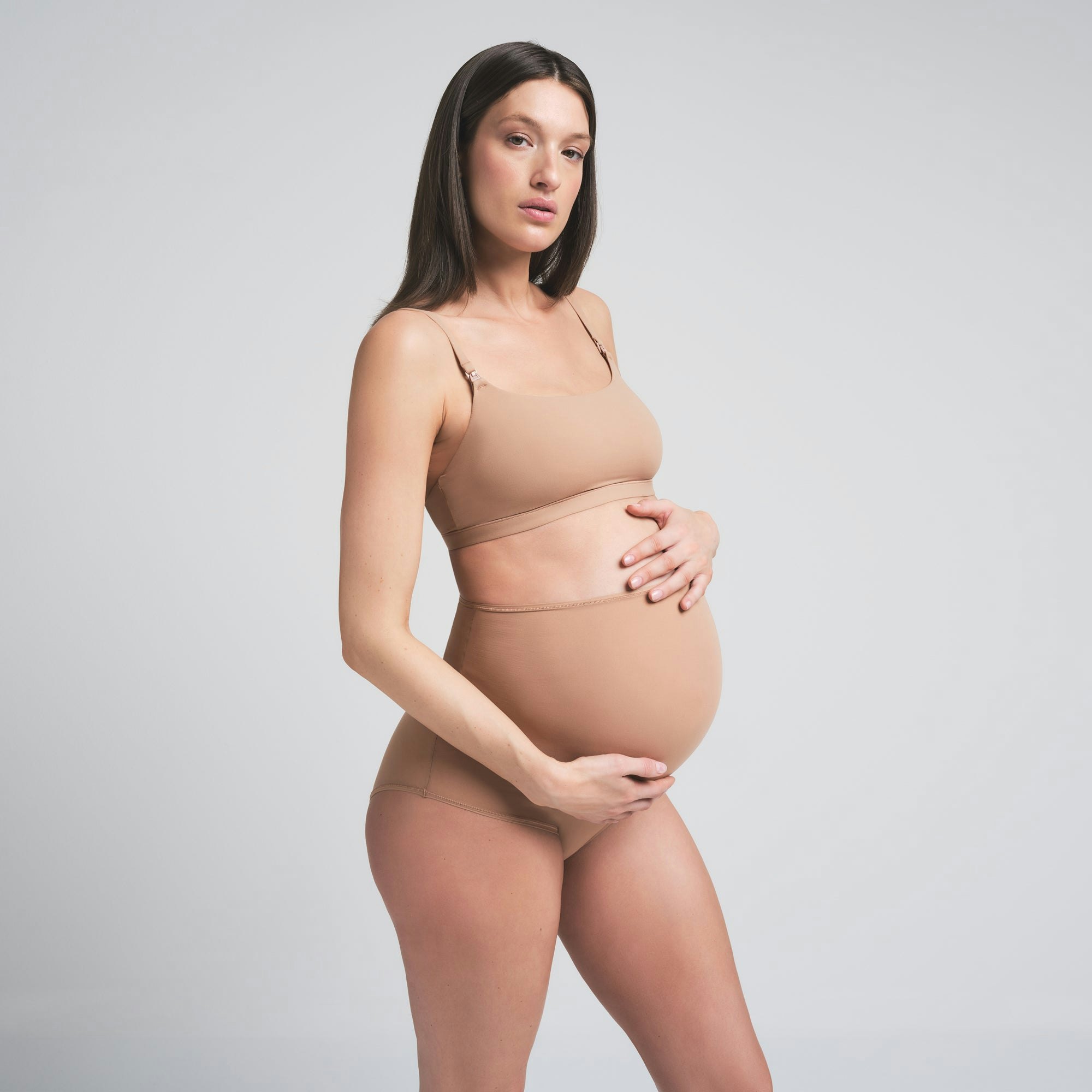 FITS EVERYBODY MATERNITY NURSING SCOOP BRALETTE | SIENNA ON A MODEL SIDE VIEW | FOCUS: 0.0, 1.0, 0.9