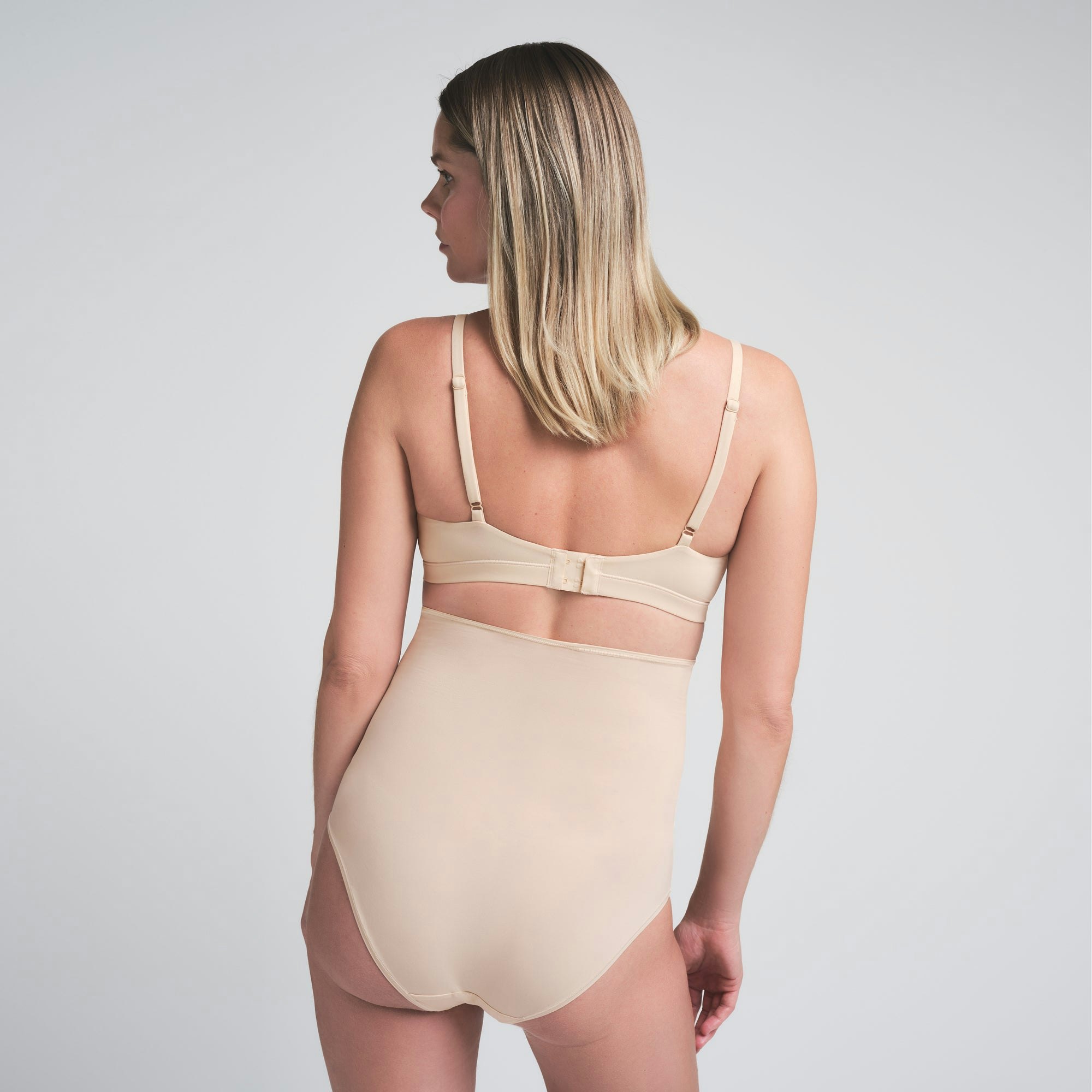 FITS EVERYBODY MATERNITY NURSING SCOOP BRALETTE | SAND ON A MODEL SIDE VIEW