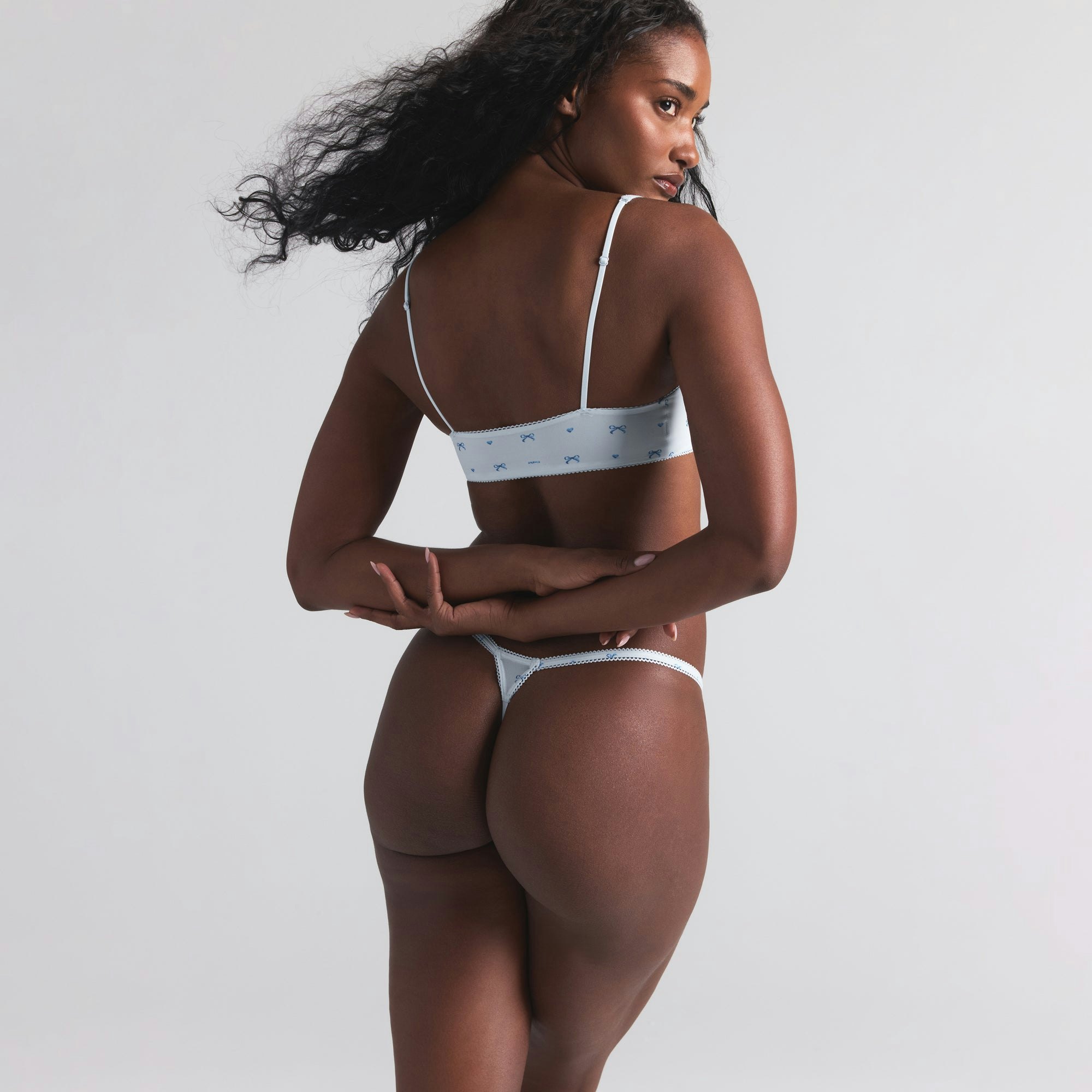 FITS EVERYBODY PICOT SKIMPY SCOOP BRALETTE 2-PACK | MARBLE AND CLOUD BOW PRINT ON A MODEL SIDE  ON A MODEL FRONT VIEW | FOCUS: 0.0, 1.0, 0.9