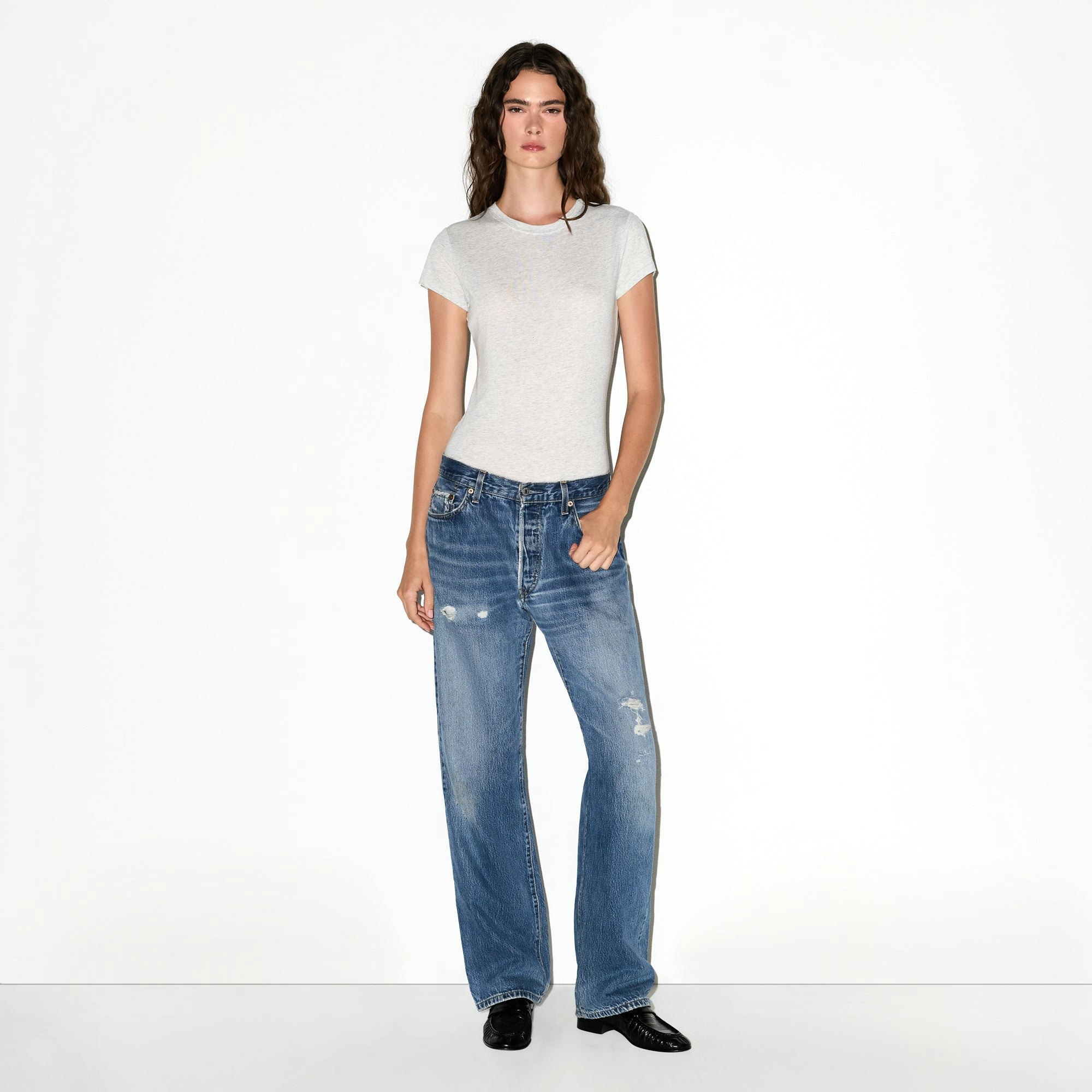 RELAXED TEES T-SHIRT BODYSUIT | LIGHT HEATHER GREY ON A MODEL FRONT VIEW @ | FOCUS: 0.0, 1.0, 0.9