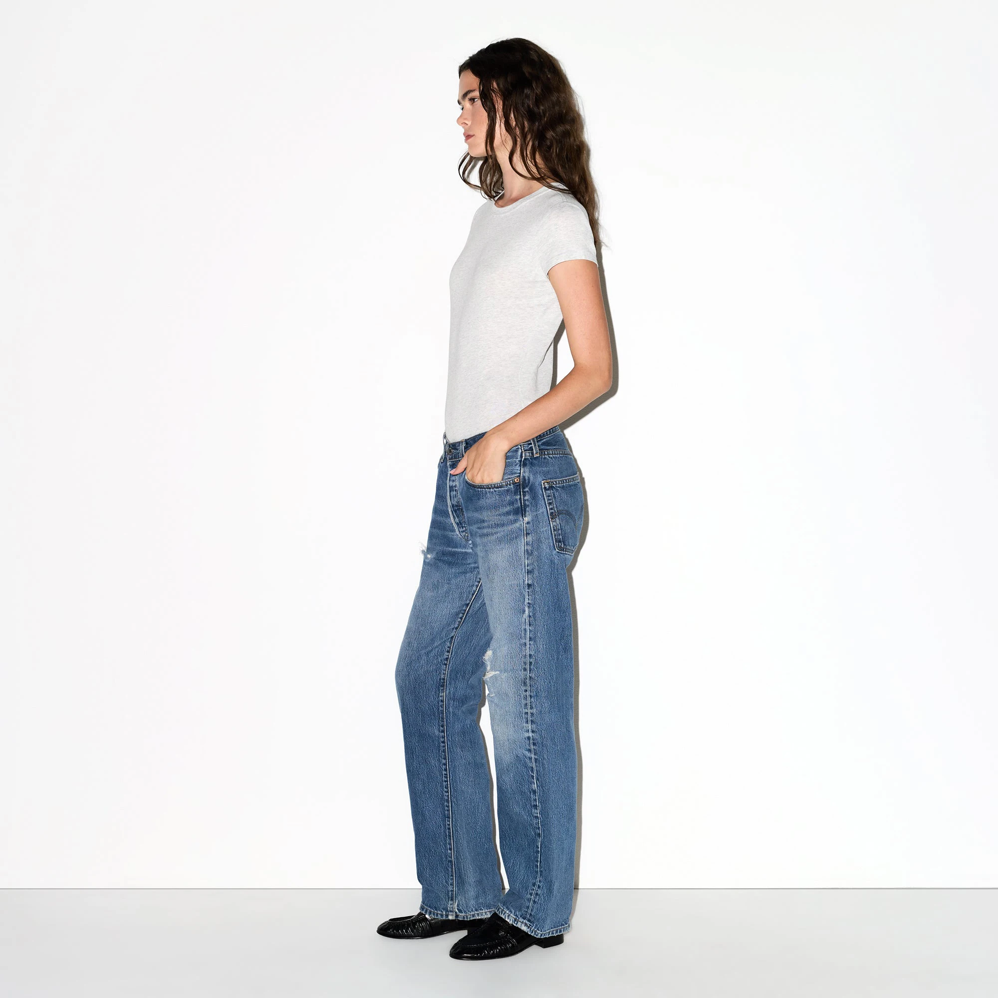 RELAXED TEES T-SHIRT BODYSUIT | LIGHT HEATHER GREY ON A MODEL FRONT VIEW @ | FOCUS: 0.0, 1.0, 0.9