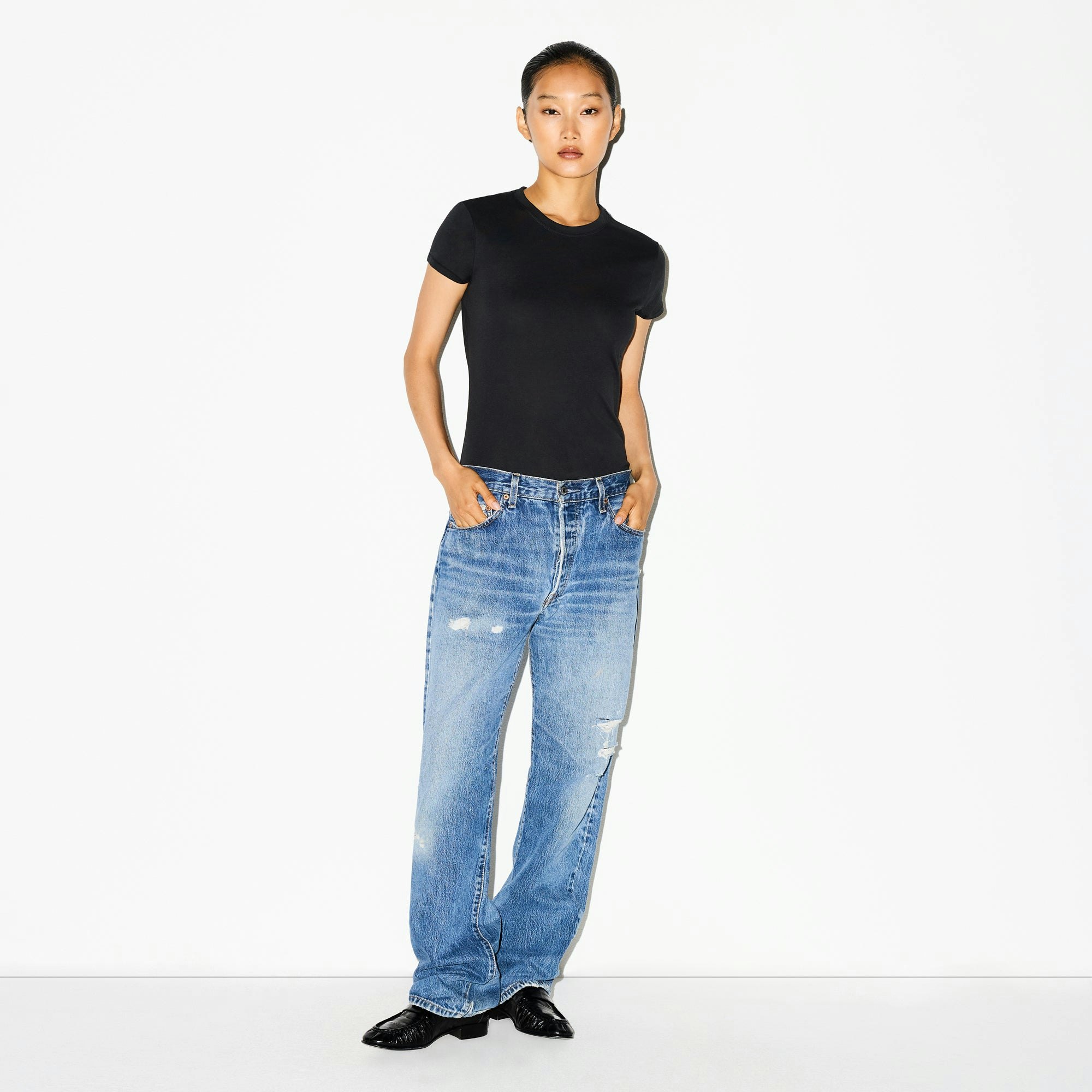 RELAXED TEES T-SHIRT BODYSUIT | ONYX ON A MODEL FRONT VIEW @ | FOCUS: 0.0, 1.0, 0.9