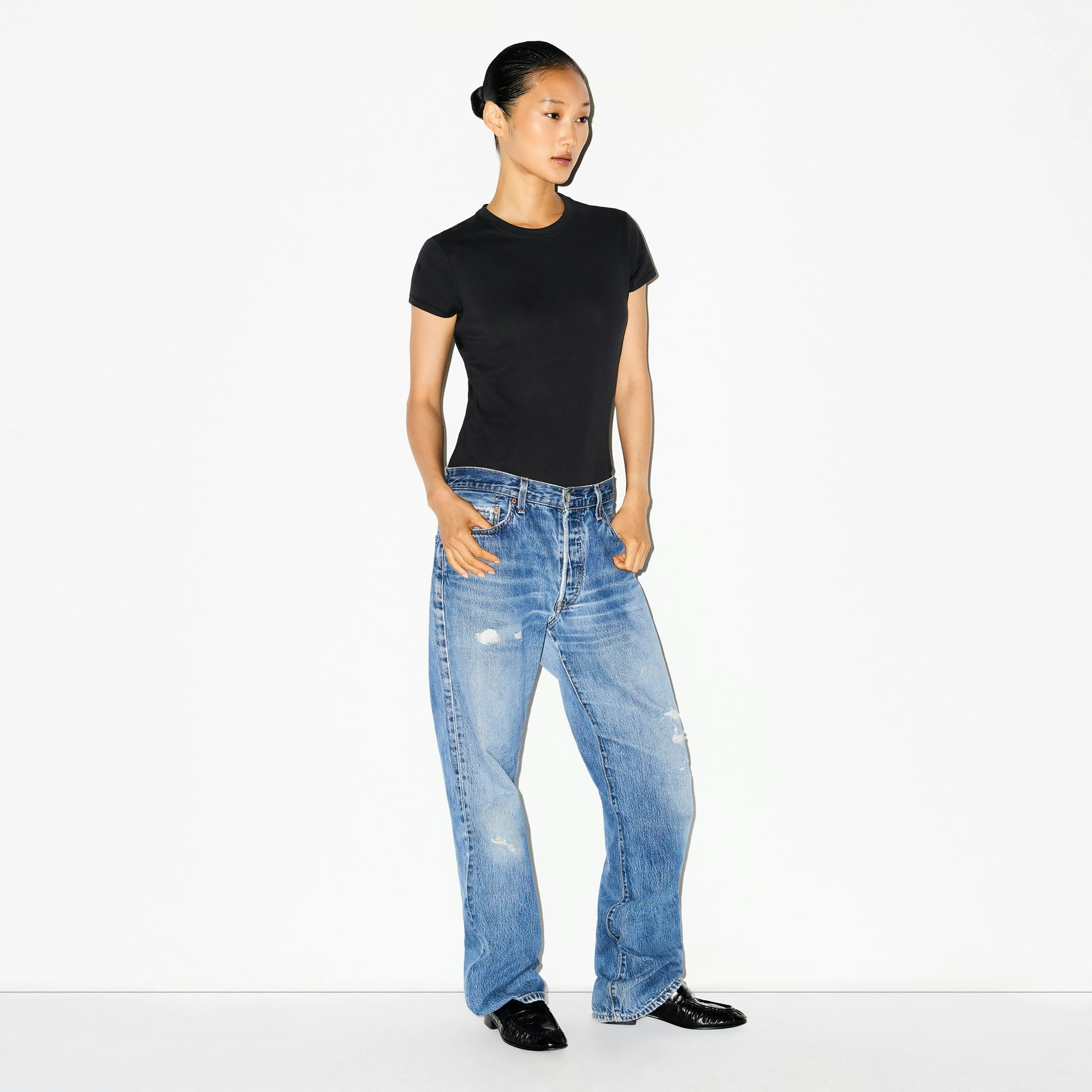 RELAXED TEES T-SHIRT BODYSUIT | ONYX ON A MODEL FRONT VIEW @ | FOCUS: 0.0, 1.0, 0.9