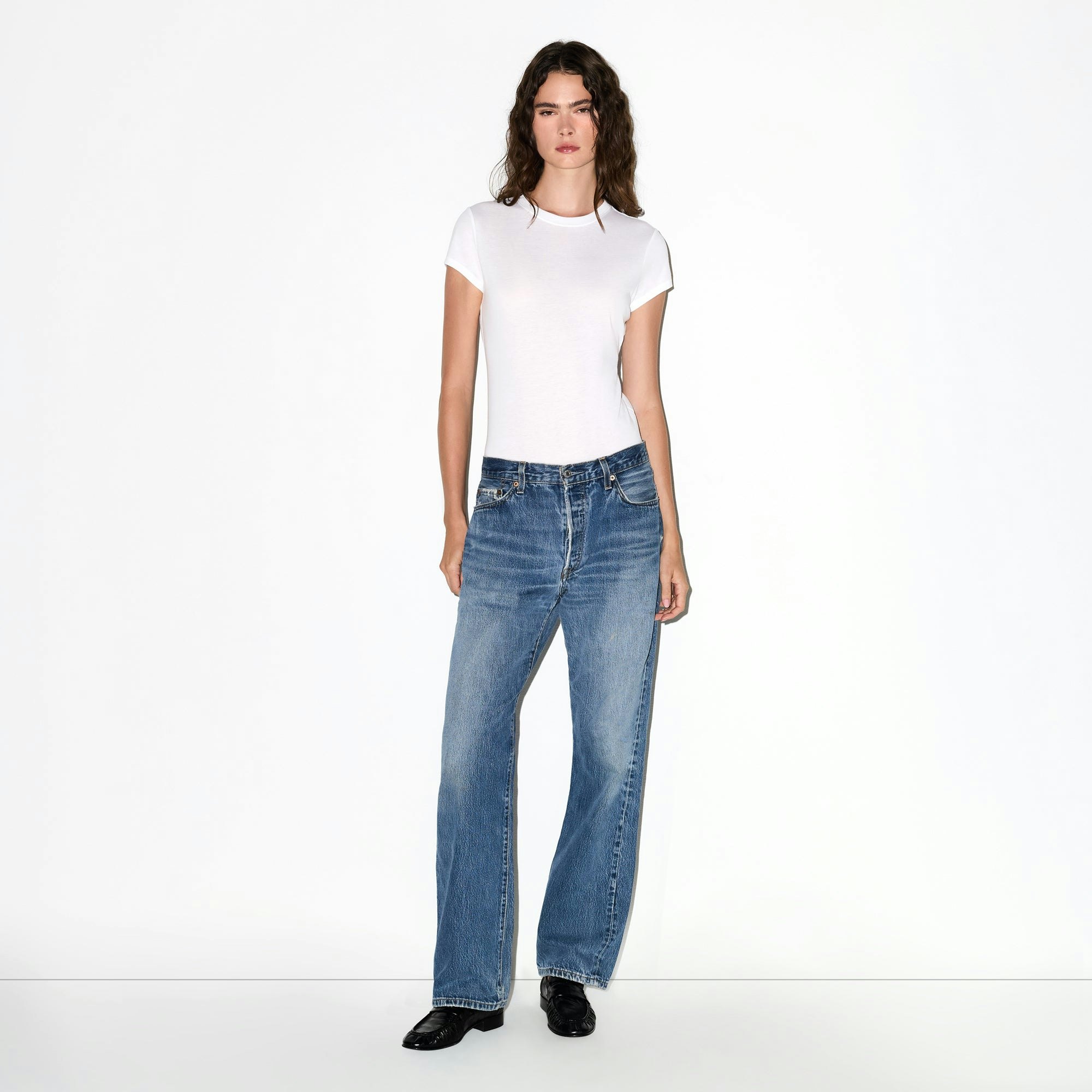 RELAXED TEES T-SHIRT BODYSUIT | SNOW ON A MODEL FRONT VIEW @ | FOCUS: 0.0, 1.0, 0.9