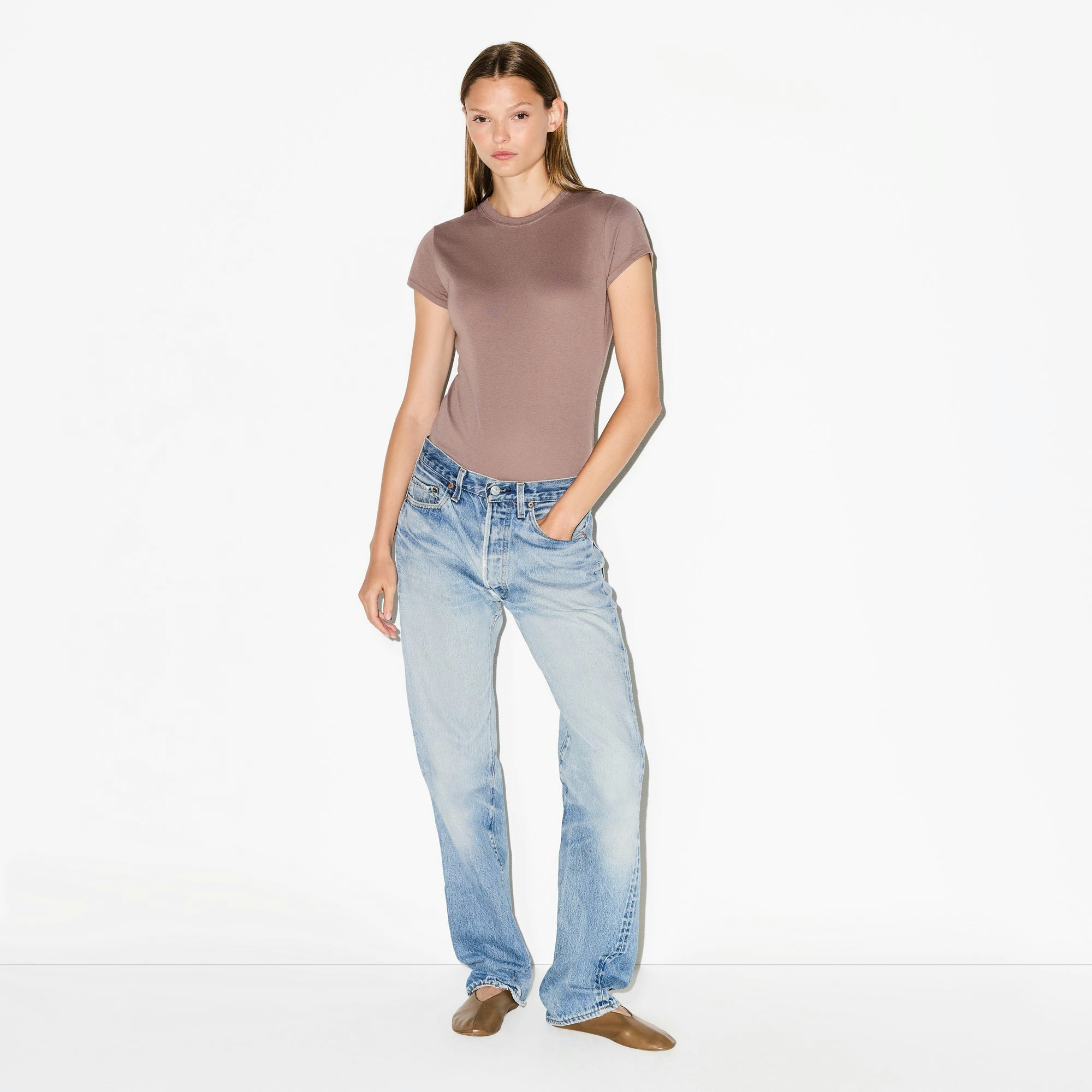 RELAXED TEES T-SHIRT BODYSUIT | UMBER ON A MODEL FRONT VIEW @ | FOCUS: 0.0, 1.0, 0.9