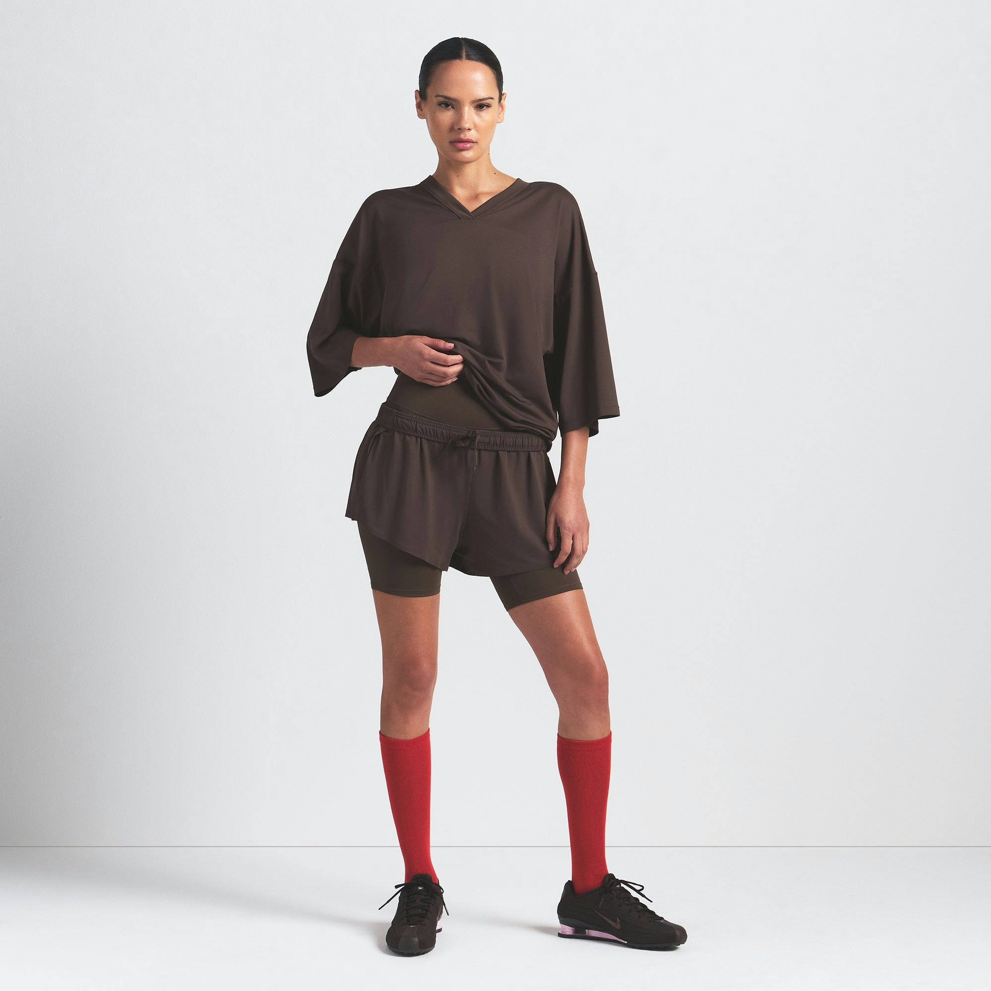 NikeSKIMS AIRY V-NECK OVERSIZED TOP | DARK SEPIA ON A MODEL FRONT VIEW @ | FOCUS: 0.9, 0.1, 0.7