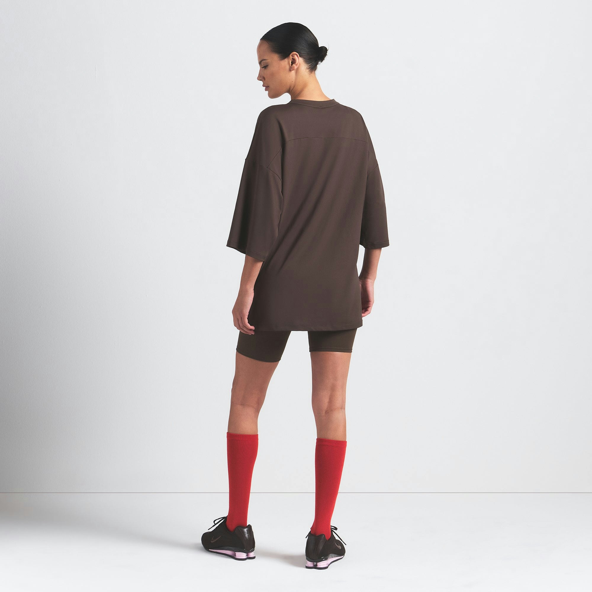NikeSKIMS AIRY V-NECK OVERSIZED TOP | DARK SEPIA ON A MODEL FRONT VIEW @ | FOCUS: 0.9, 0.1, 0.7