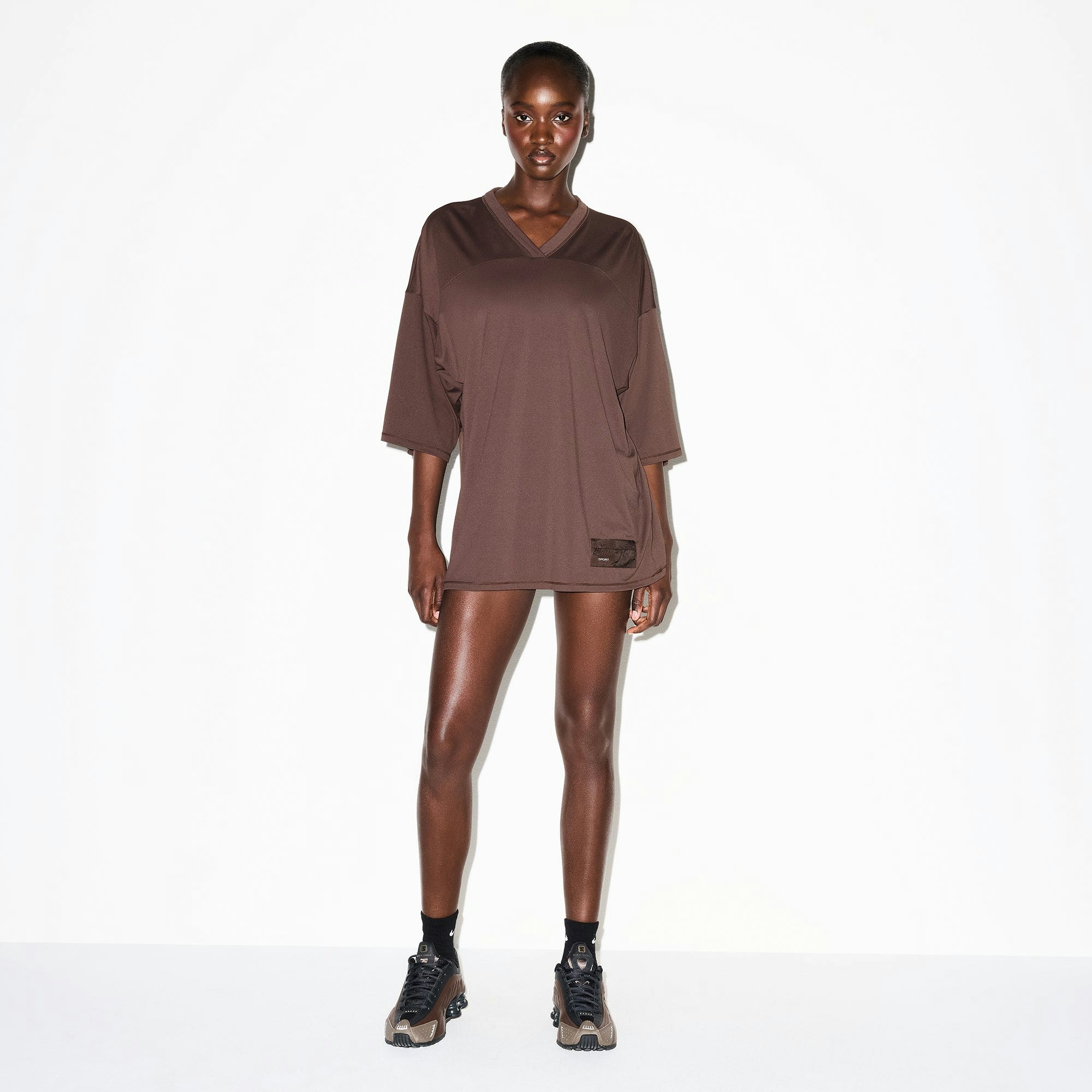 NikeSKIMS AIRY V-NECK OVERSIZED TOP | DARK SEPIA ON A MODEL FRONT VIEW @ | FOCUS: 0.0, 1.0, 0.9