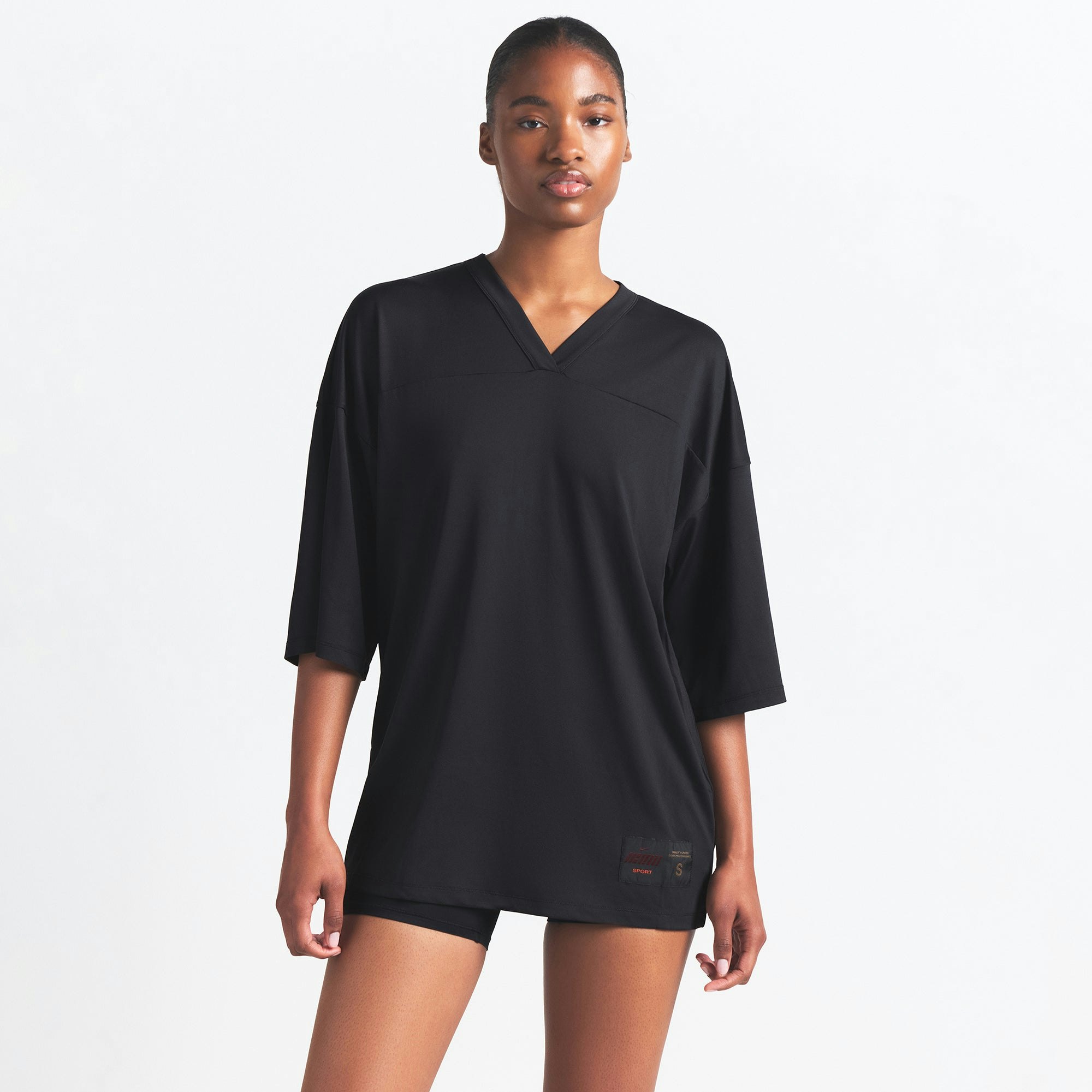 NikeSKIMS AIRY V-NECK OVERSIZED TOP | OBSIDIAN ON A MODEL SIDE VIEW @ | FOCUS: 0.9, 0.1, 0.7