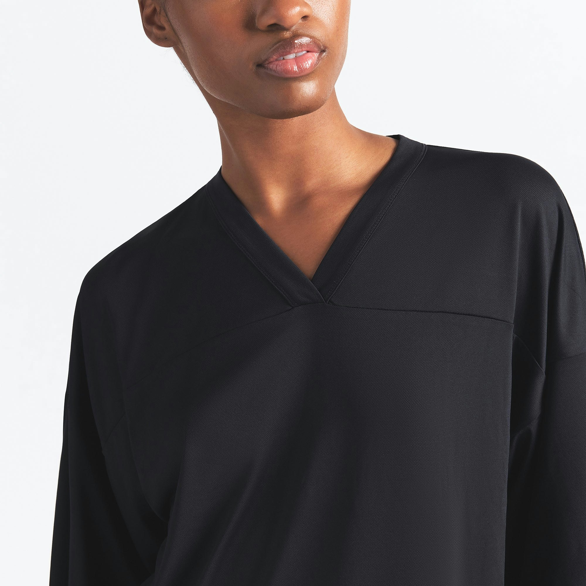 NikeSKIMS AIRY V-NECK OVERSIZED TOP | OBSIDIAN ON A MODEL SIDE VIEW @ | FOCUS: 0.9, 0.1, 0.7