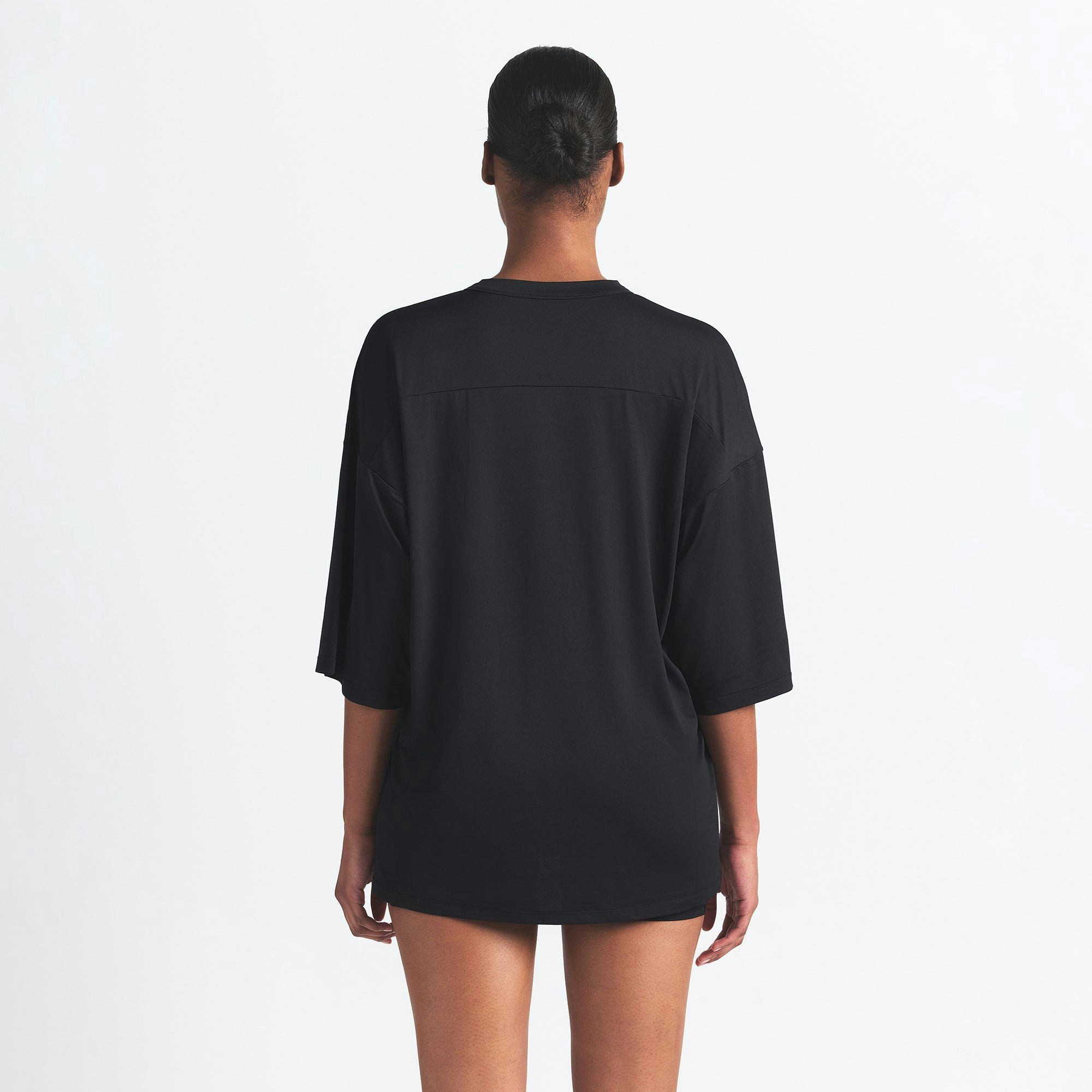 NikeSKIMS AIRY V-NECK OVERSIZED TOP | OBSIDIAN ON A MODEL SIDE VIEW @ | FOCUS: 0.9, 0.1, 0.7