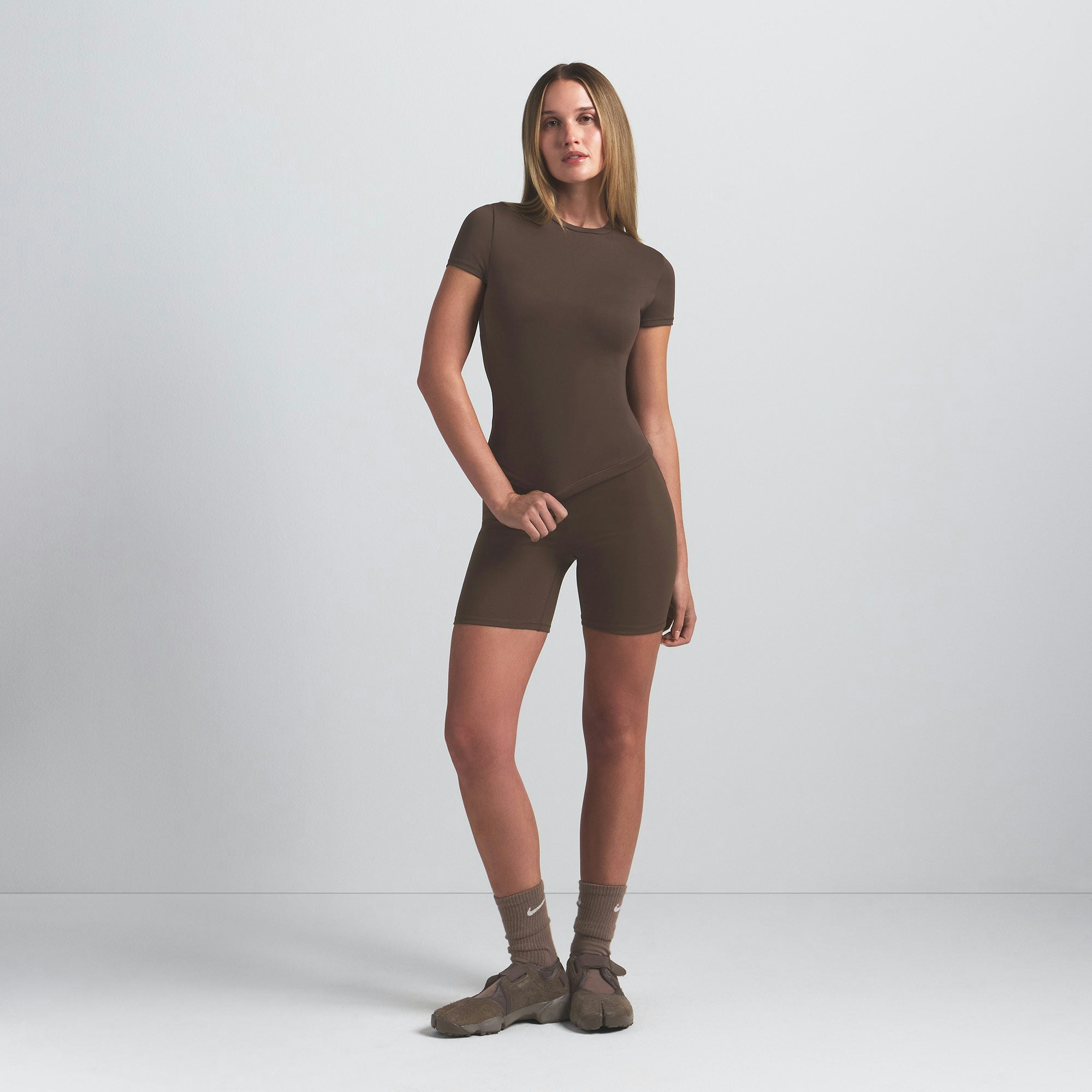 NikeSKIMS MATTE PADDED BABY TEE | DARK SEPIA ON A MODEL BACK VIEW @ | FOCUS: 0.0, 1.0, 0.9