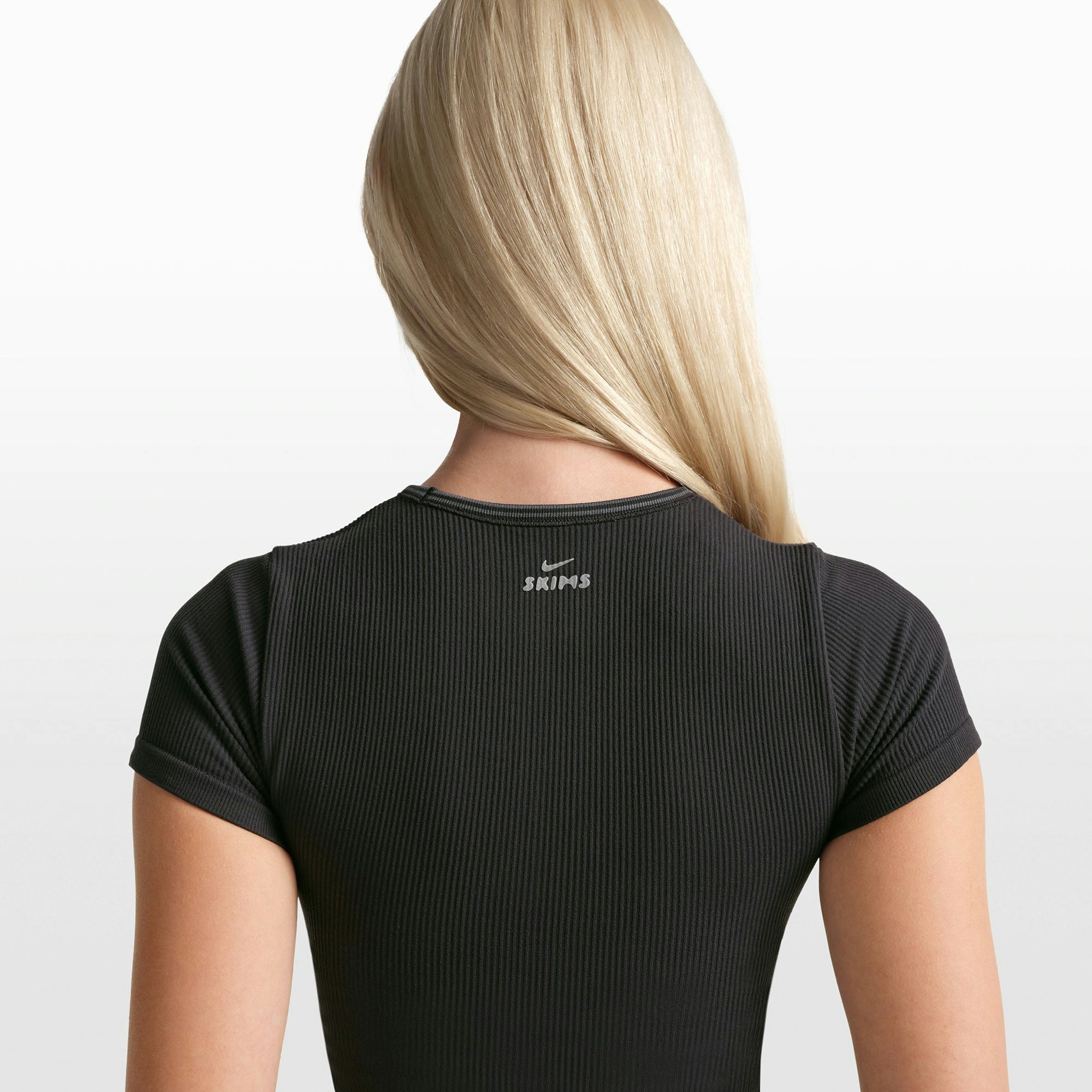 NikeSKIMS RIBBED SEAMLESS BABY TEE | OBSIDIAN/ARMOR ON A MODEL FRONT VIEW @ | FOCUS: 0.0, 1.0, 0.9