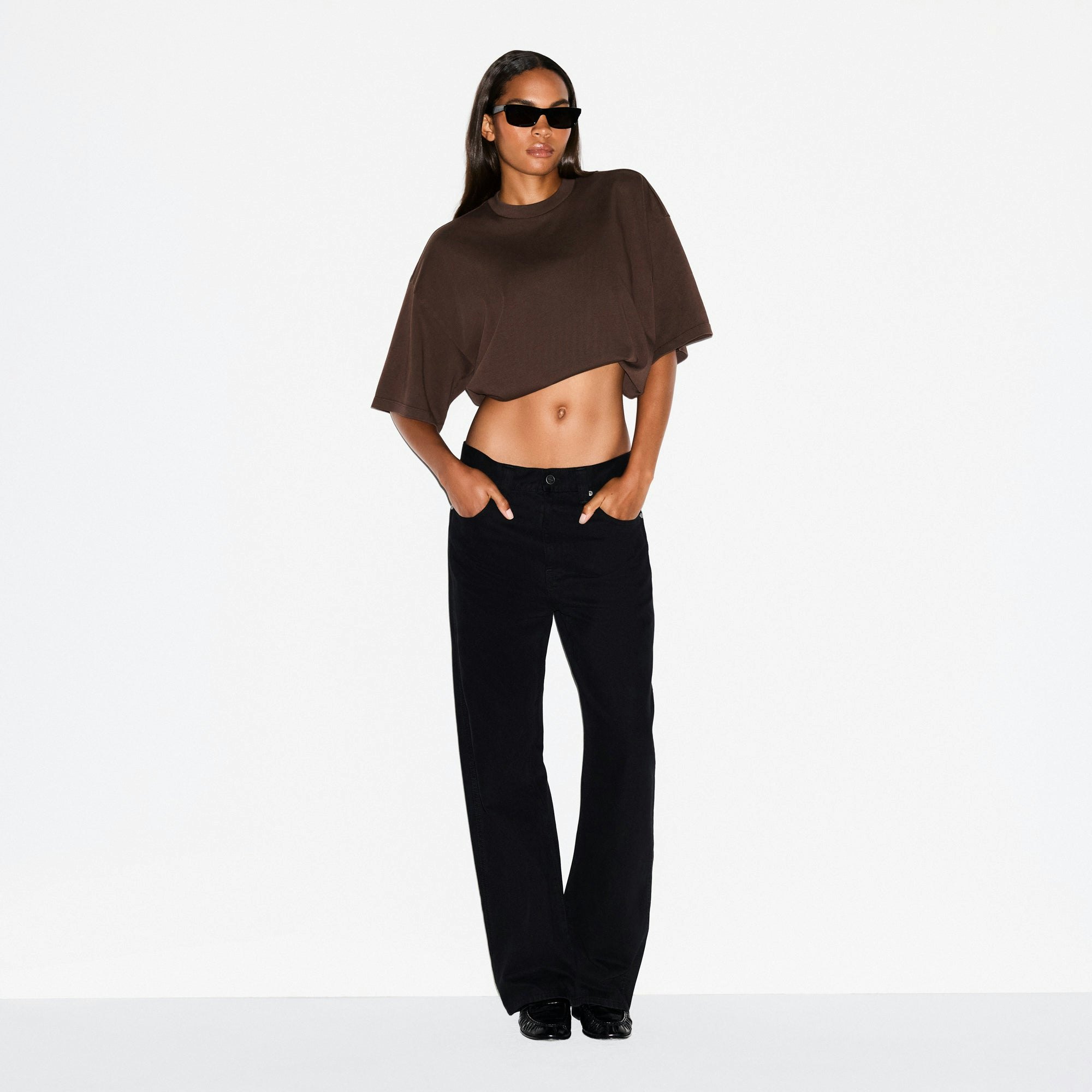 HEAVY COTTON OVERSIZED T-SHIRT | ESPRESSO ON A MODEL FRONT VIEW @ | FOCUS: 0.0, 1.0, 0.9