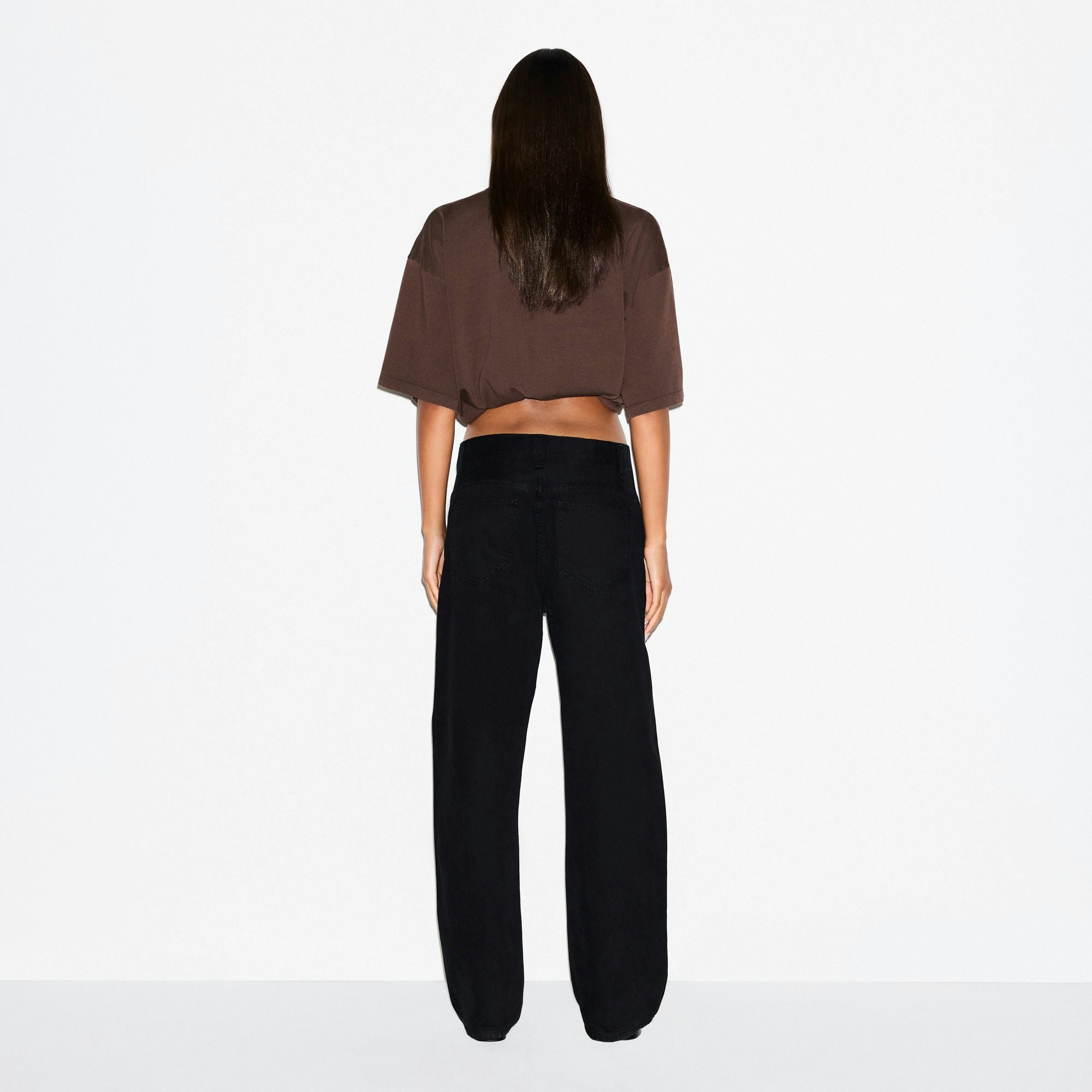 HEAVY COTTON OVERSIZED T-SHIRT | ESPRESSO ON A MODEL FRONT VIEW @ | FOCUS: 0.0, 1.0, 0.9