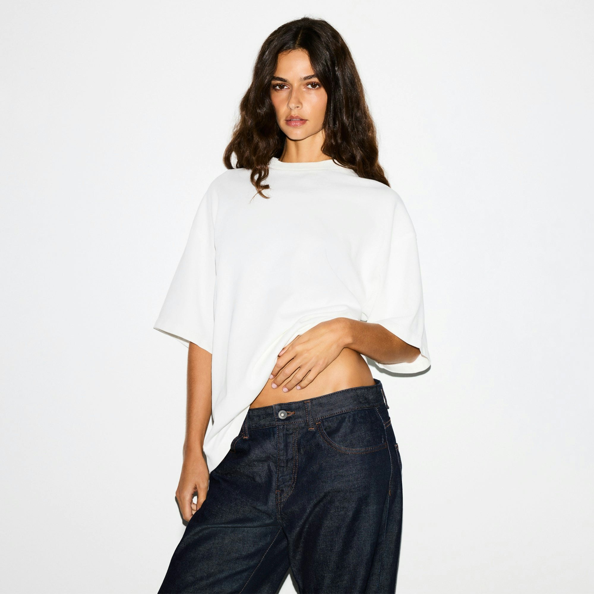 HEAVY COTTON OVERSIZED T-SHIRT | MARBLE ON A MODEL FRONT VIEW @ | FOCUS: 0.0, 1.0, 0.9