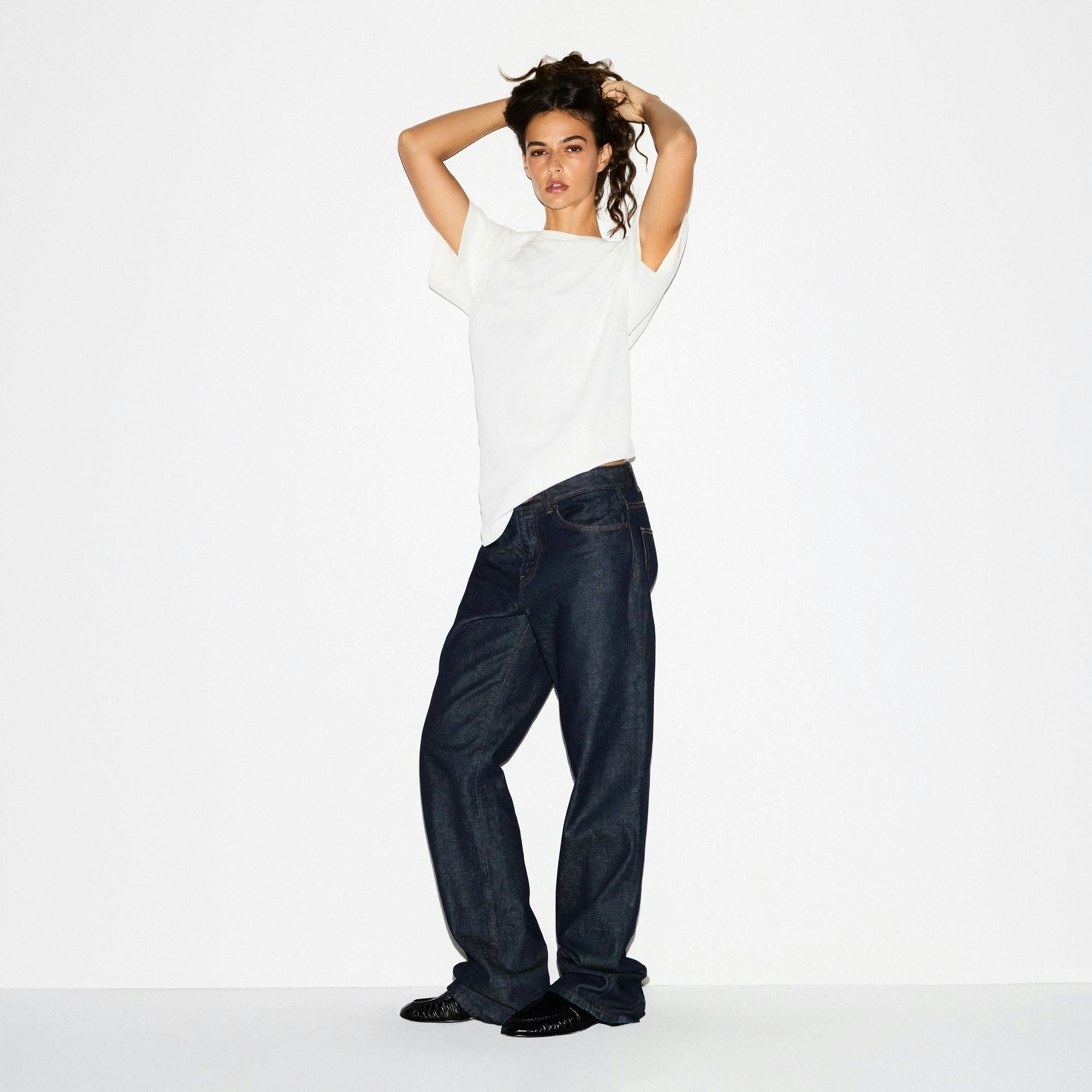 HEAVY COTTON OVERSIZED T-SHIRT | MARBLE ON A MODEL FRONT VIEW @ | FOCUS: 0.0, 1.0, 0.9