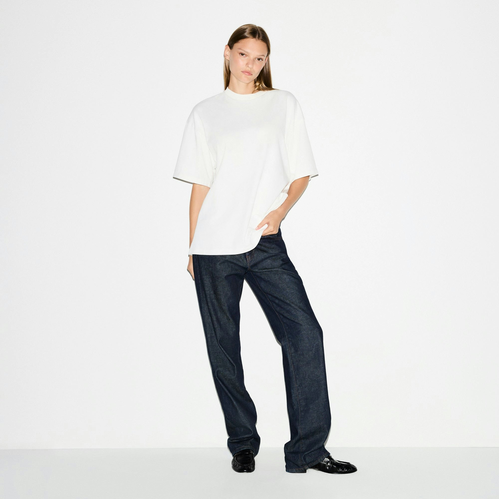 HEAVY COTTON OVERSIZED T-SHIRT | MARBLE ON A MODEL FRONT VIEW @ | FOCUS: 0.0, 1.0, 0.9