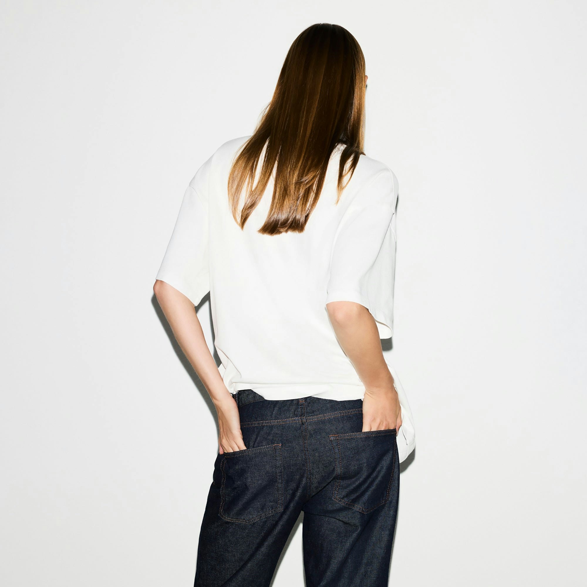 HEAVY COTTON OVERSIZED T-SHIRT | MARBLE ON A MODEL FRONT VIEW @ | FOCUS: 0.0, 1.0, 0.9