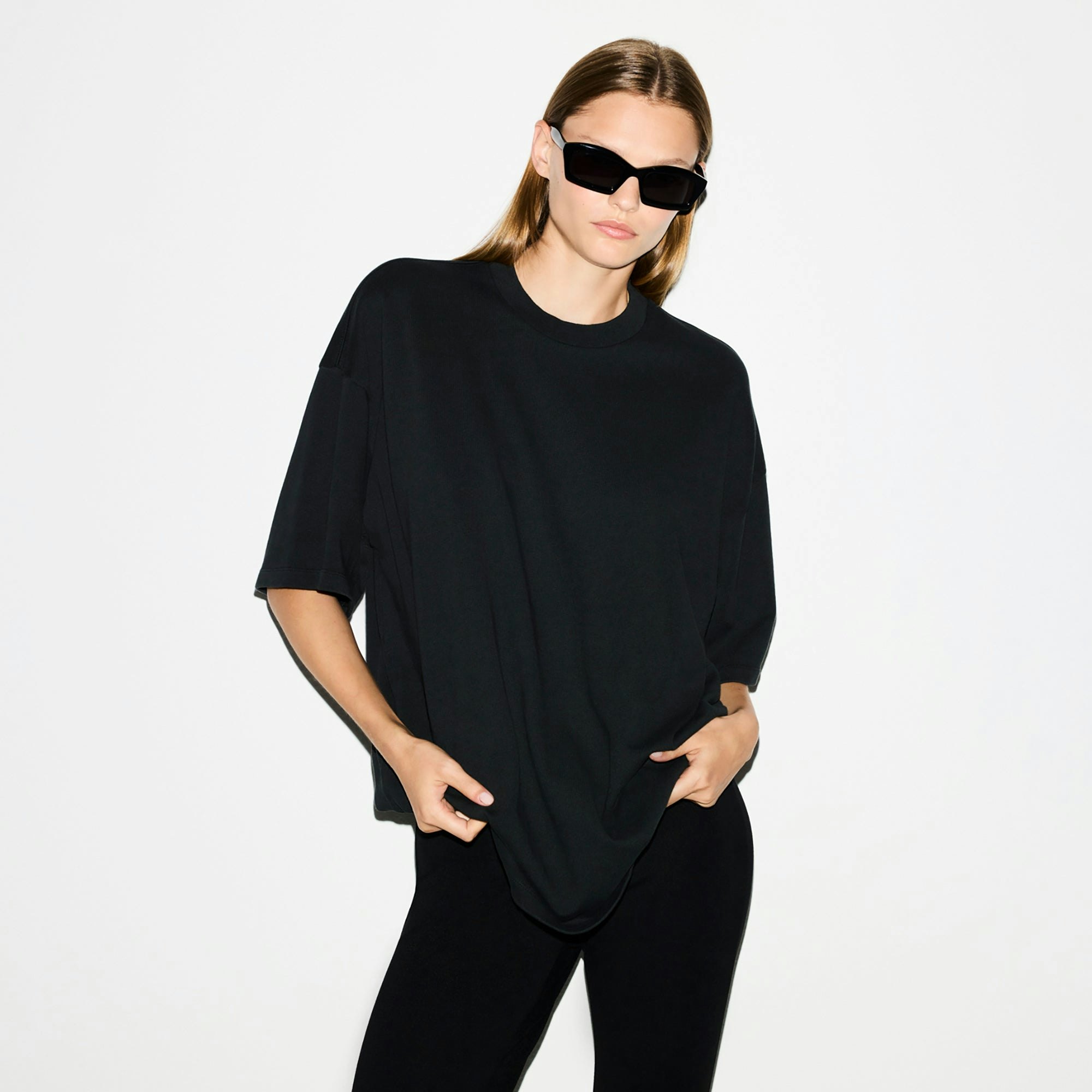 HEAVY COTTON OVERSIZED T-SHIRT | ONYX ON A MODEL FRONT VIEW @ | FOCUS: 0.0, 1.0, 0.9