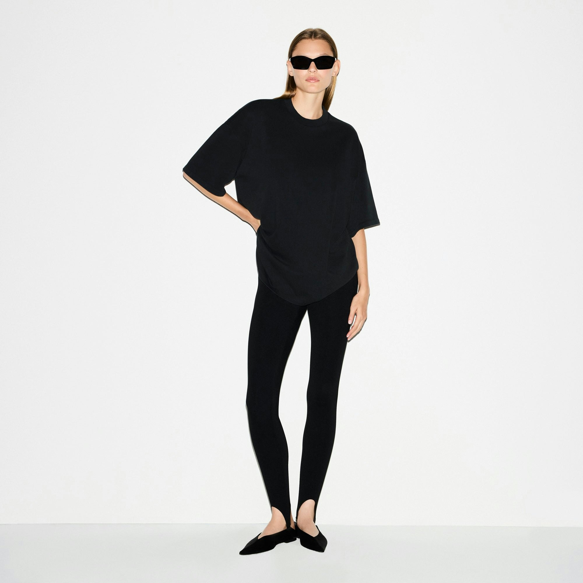 HEAVY COTTON OVERSIZED T-SHIRT | ONYX ON A MODEL FRONT VIEW @ | FOCUS: 0.0, 1.0, 0.9