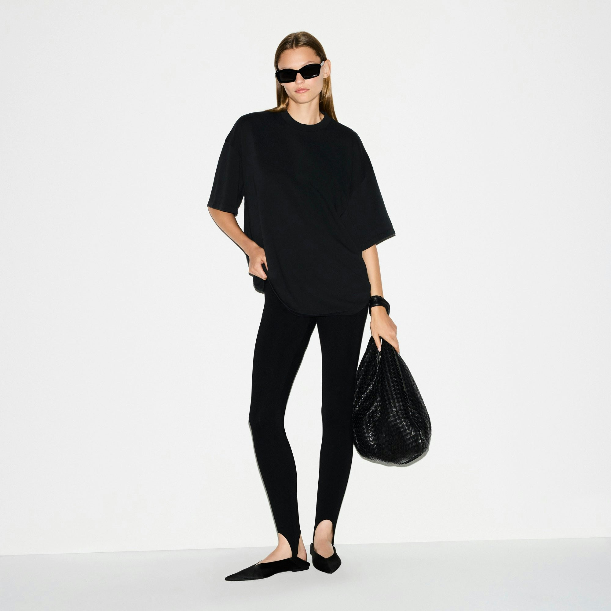 HEAVY COTTON OVERSIZED T-SHIRT | ONYX ON A MODEL FRONT VIEW @ | FOCUS: 0.0, 1.0, 0.9