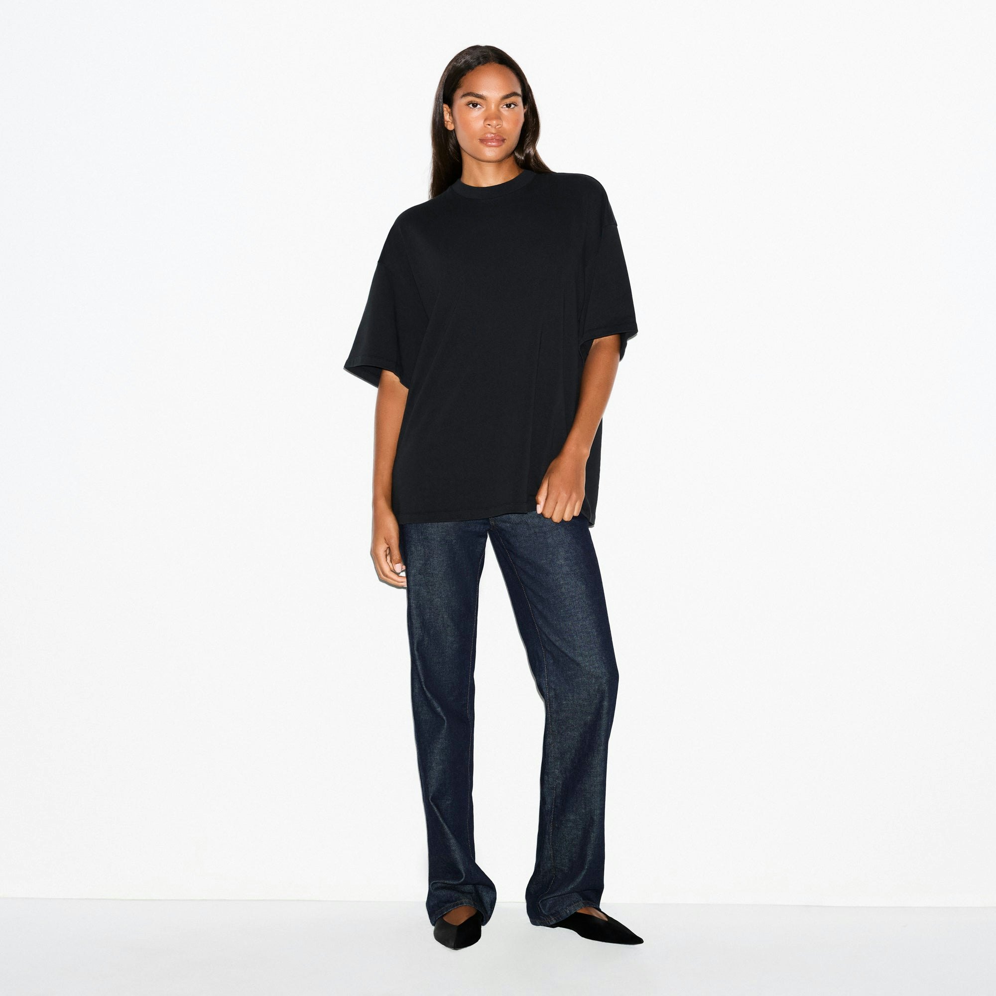 HEAVY COTTON OVERSIZED T-SHIRT | ONYX ON A MODEL FRONT VIEW @ | FOCUS: 0.0, 1.0, 0.9