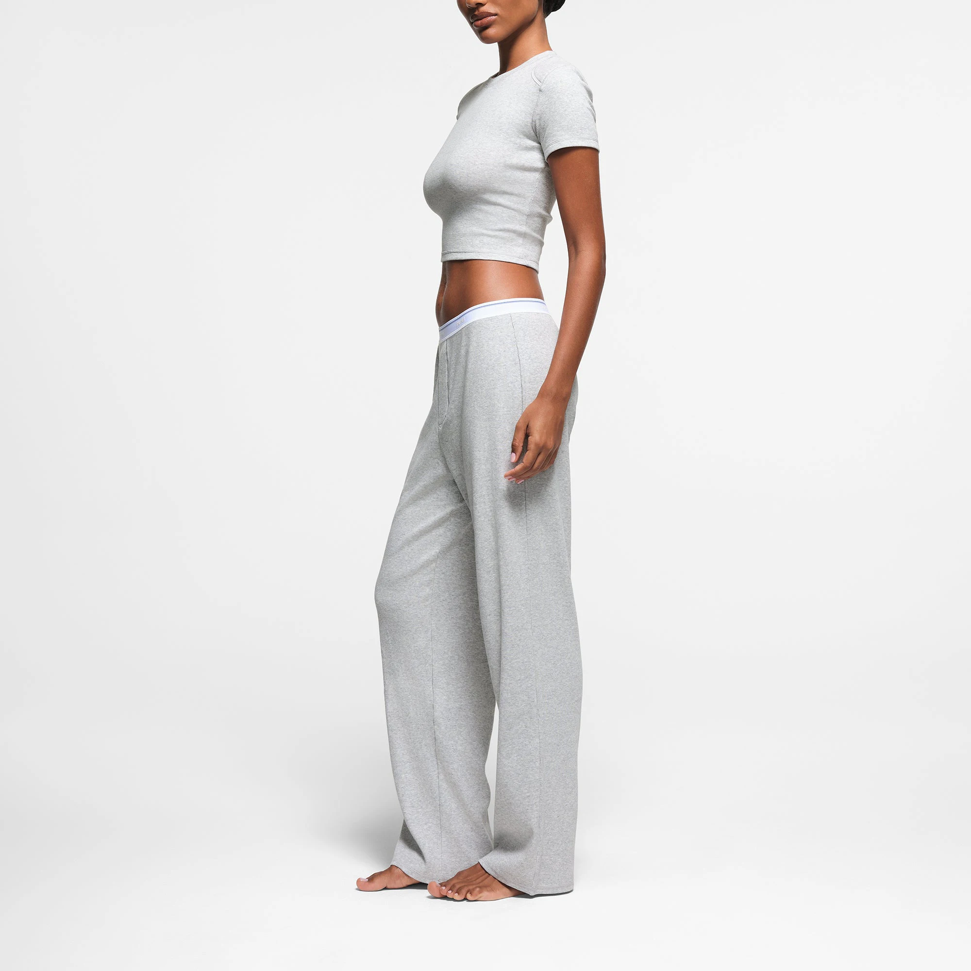 COTTON RIB SHOULDER PAD CROPPED TOP | LIGHT HEATHER GREY ON A MODEL SIDE VIEW