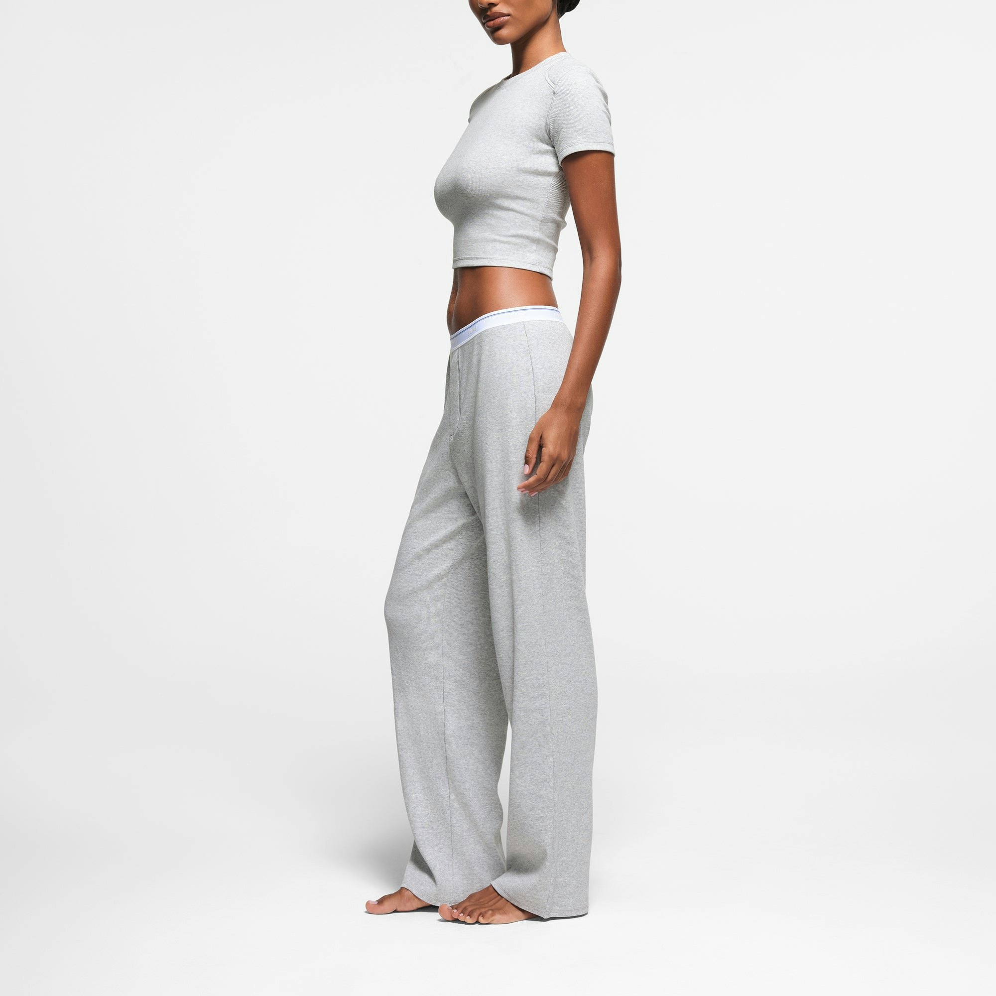 COTTON RIB SHOULDER PAD CROPPED TOP | LIGHT HEATHER GREY ON A MODEL SIDE VIEW