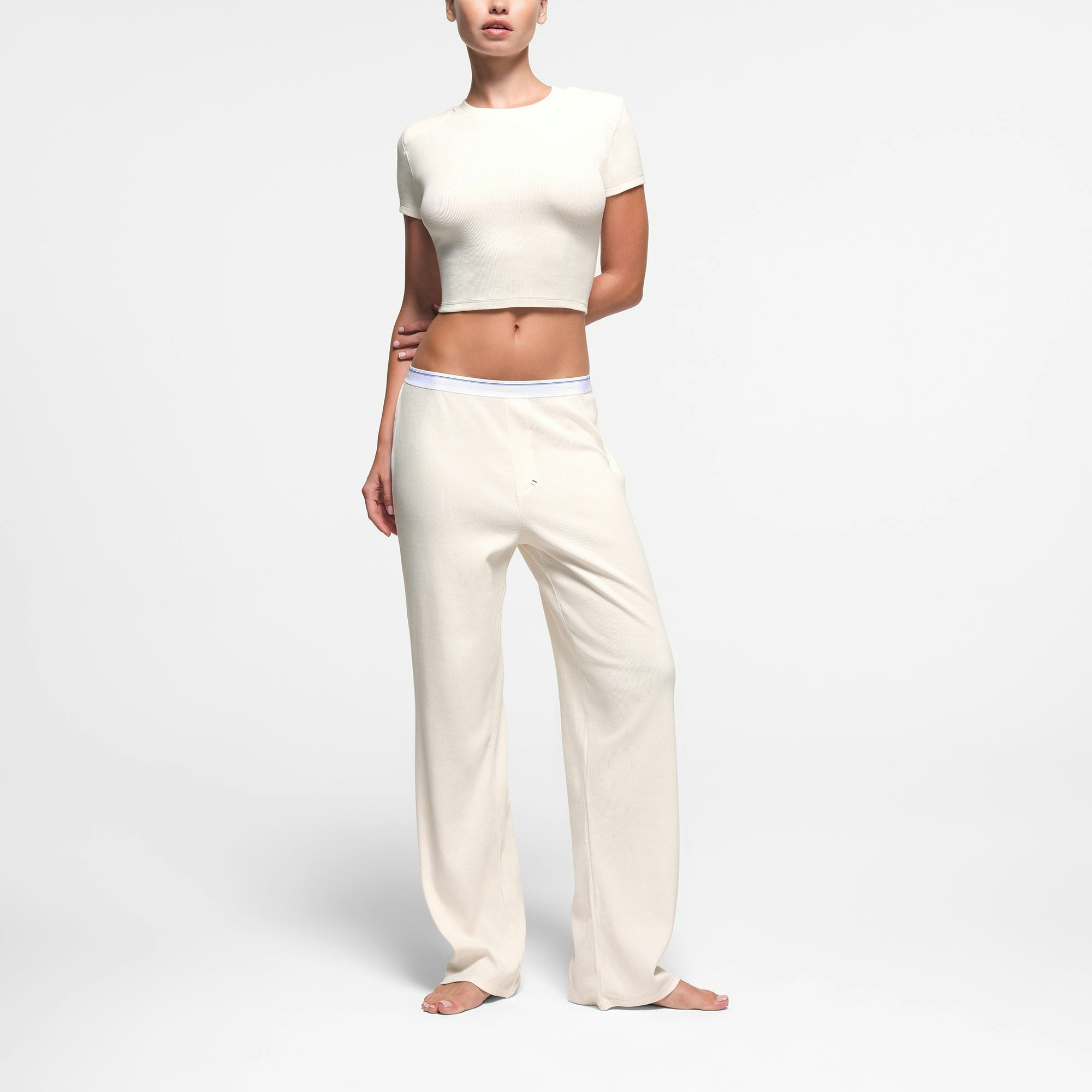 COTTON RIB SHOULDER PAD CROPPED TOP | MARBLE ON A MODEL FRONT VIEW @ | FOCUS: 0.9, 0.1, 