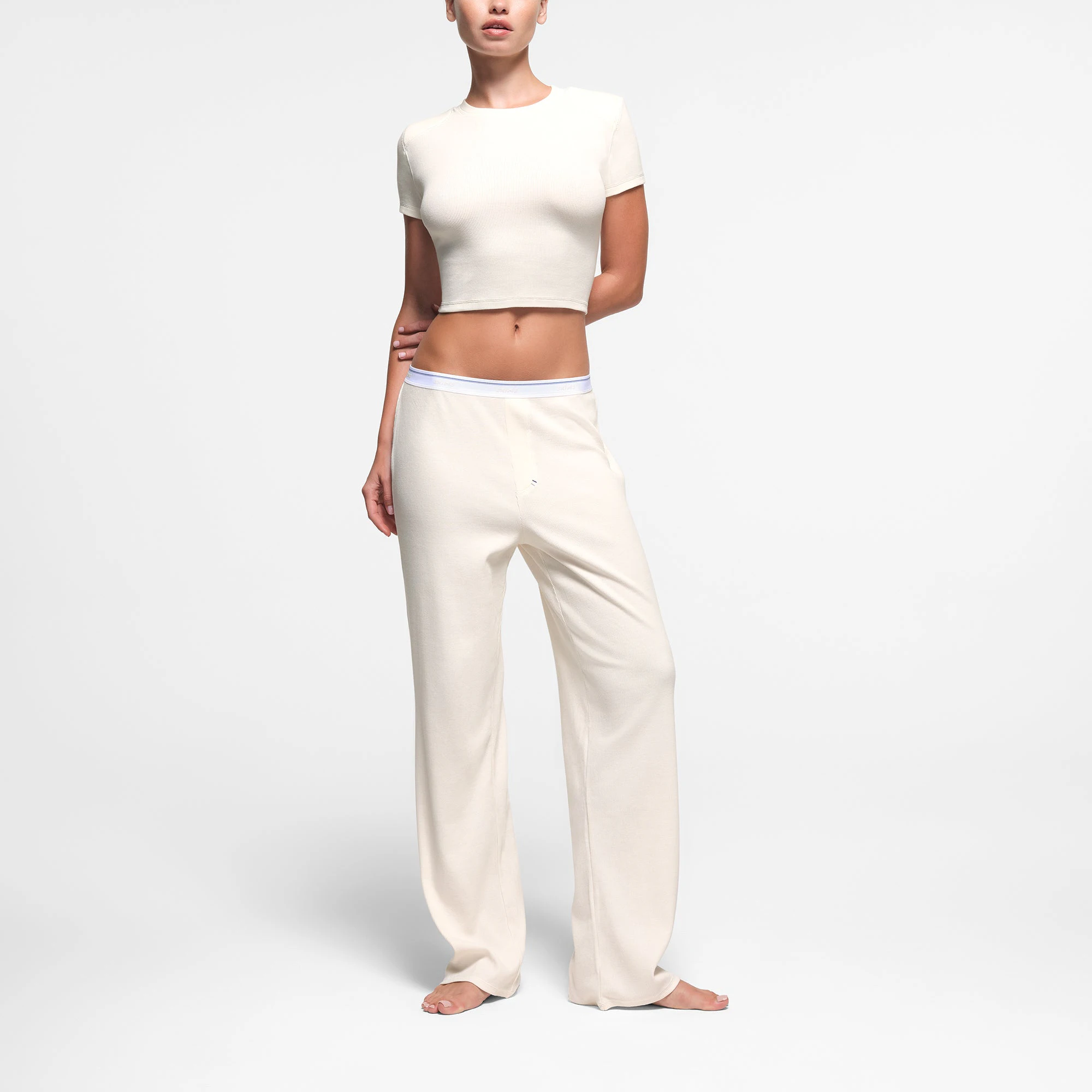 COTTON RIB SHOULDER PAD CROPPED TOP | MARBLE ON A MODEL FRONT VIEW @ | FOCUS: 0.9, 0.1, 