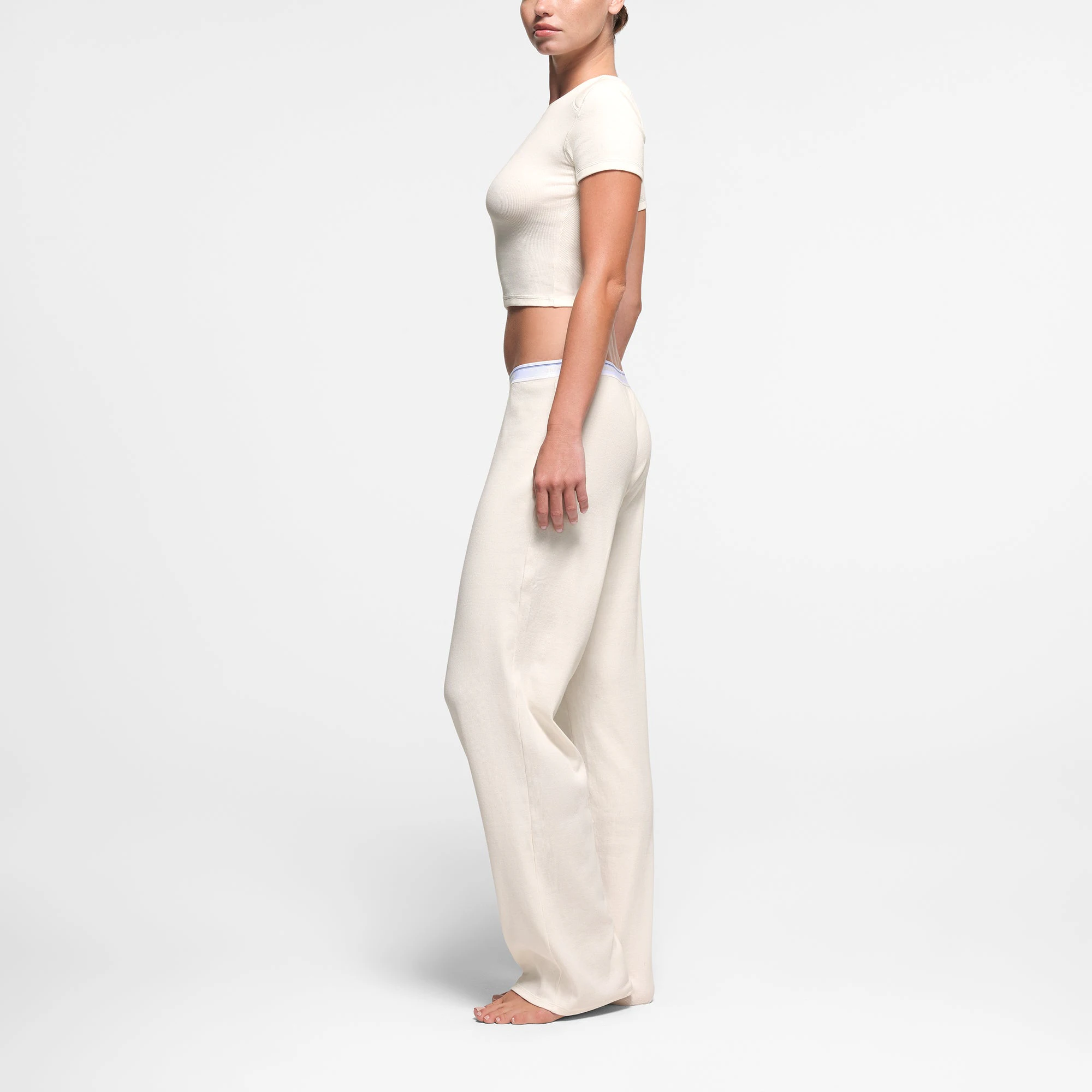 COTTON RIB SHOULDER PAD CROPPED TOP | MARBLE ON A MODEL SIDE VIEW @ | FOCUS: 0.9, 0.1, 