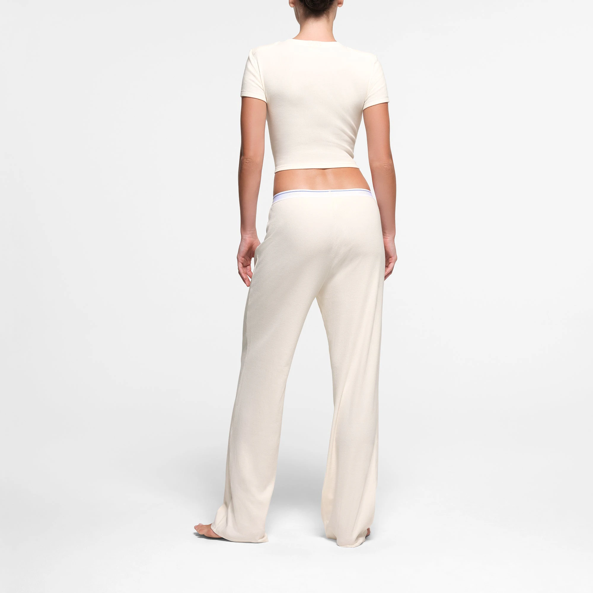 COTTON RIB SHOULDER PAD CROPPED TOP | MARBLE ON A MODEL BACK VIEW @ | FOCUS: 0.9, 0.1, 