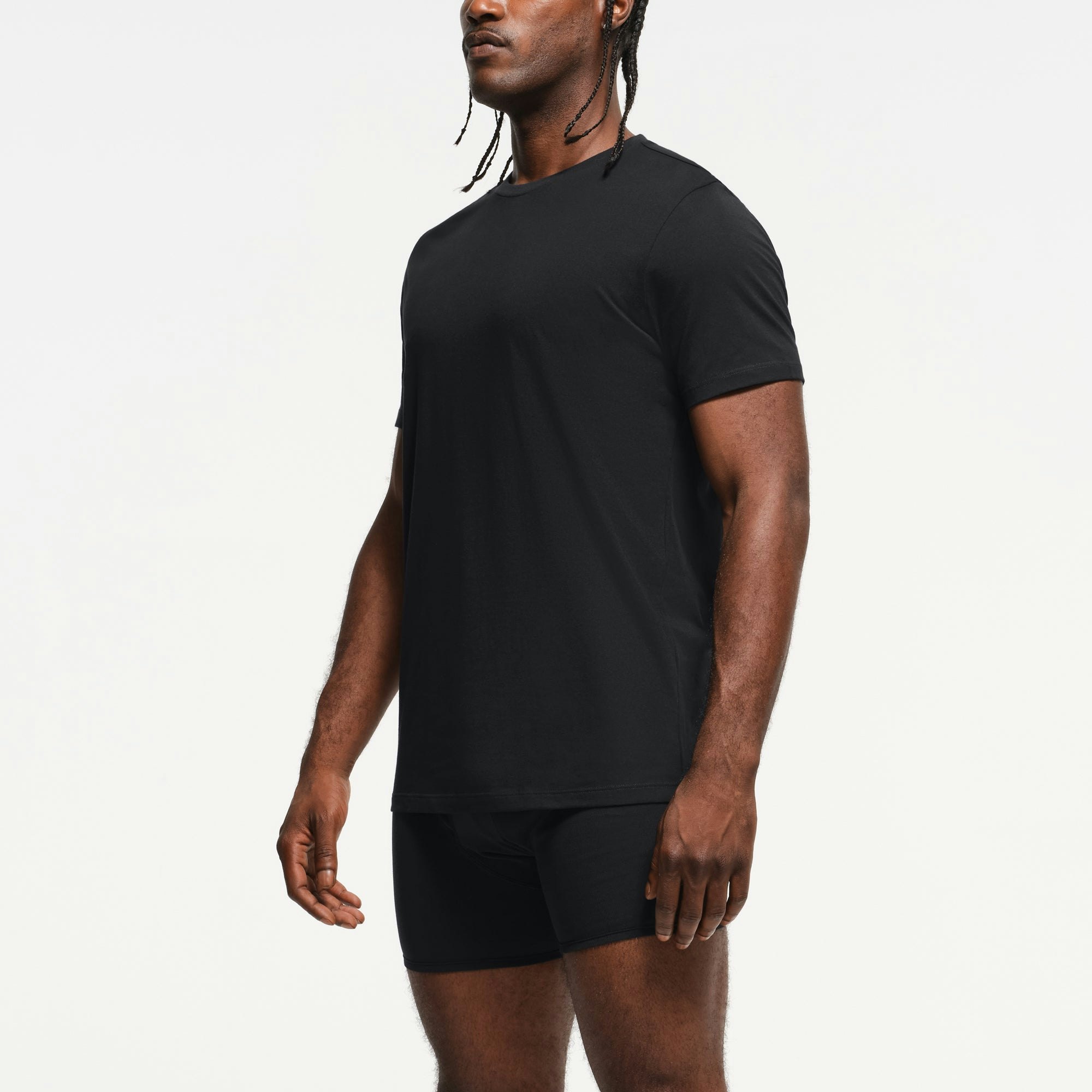 SKIMS BASICS MENS LIGHTWEIGHT T-SHIRT 3-PACK | OBSIDIAN ON A MODEL SIDE VIEW