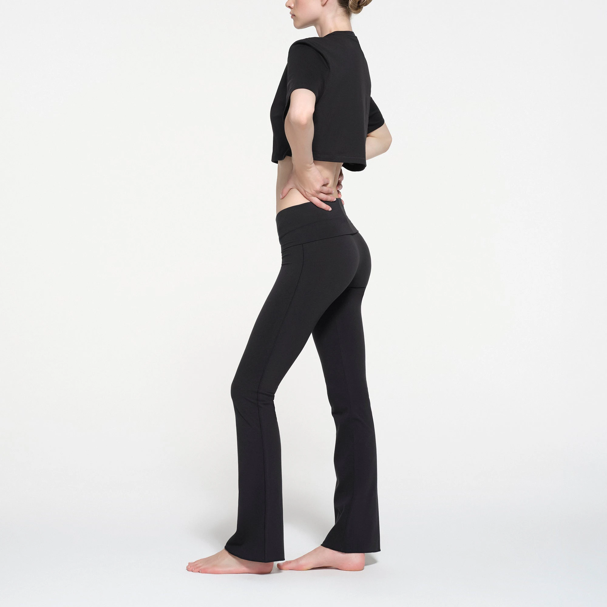 RELAXED TEES OVERSIZED CROPPED T-SHIRT | ONYX ON A MODEL SIDE VIEW