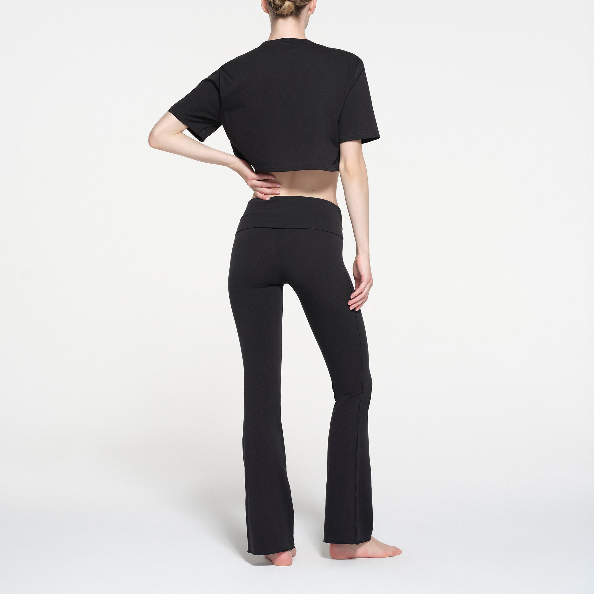 Tシャツ・カットソー Lightweight wide silhouette cropped slacks black VERTICAL TEXTURED T-SHIRT - Black | ZARA Canada