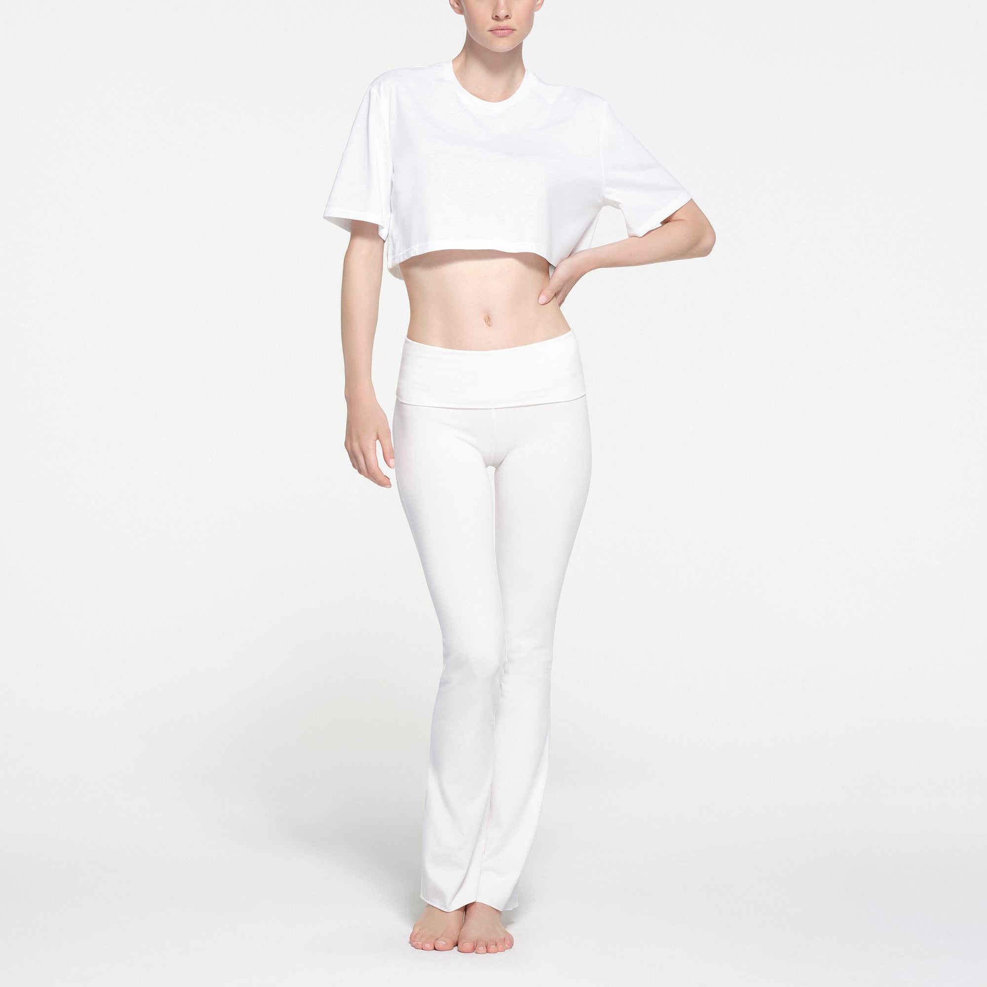 RELAXED TEES OVERSIZED CROPPED T-SHIRT | SNOW ON A MODEL FRONT VIEW