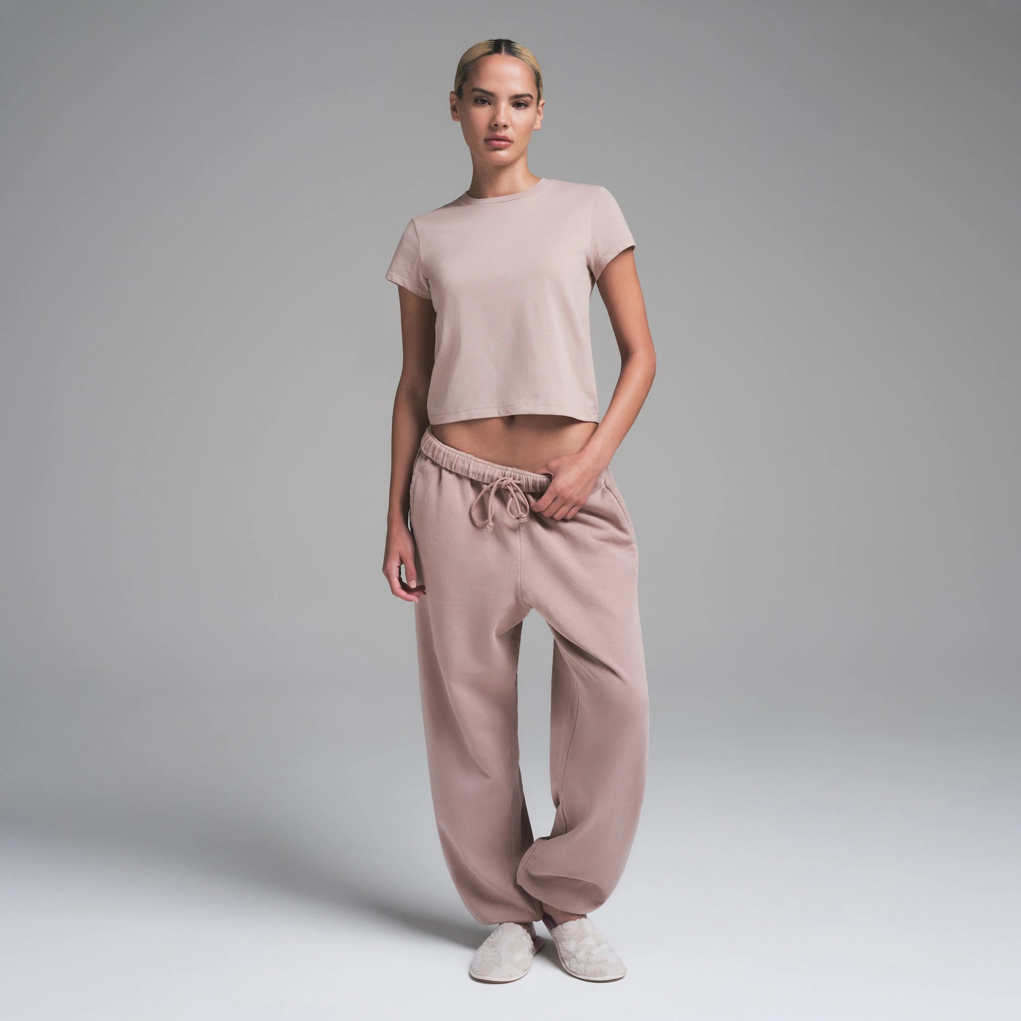 RELAXED TEES SHRUNKEN T-SHIRT | FAWN ON A MODEL FRONT VIEW | FOCUS: 0.0, 1.0, 0.9