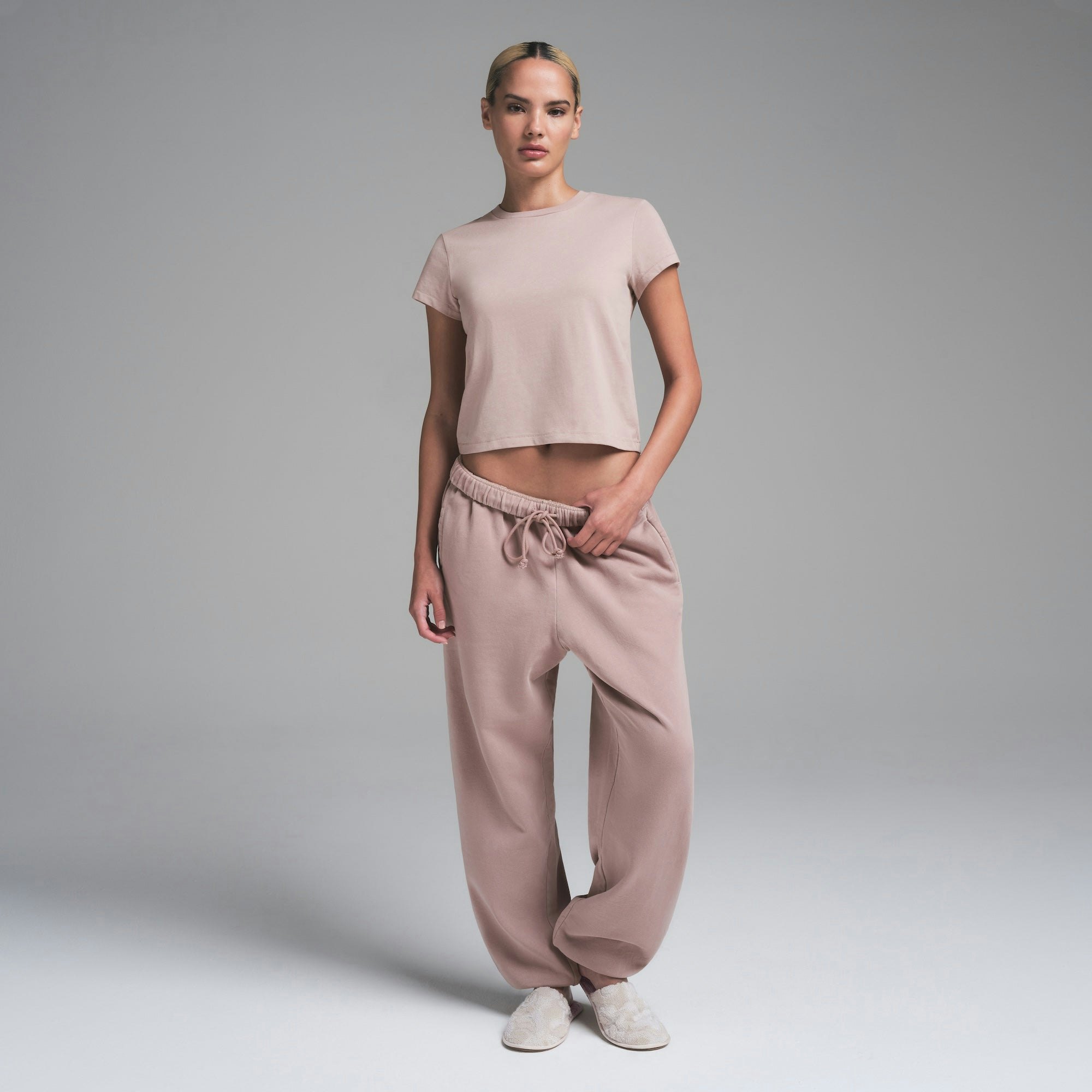 RELAXED TEES SHRUNKEN T-SHIRT | FAWN ON A MODEL FRONT VIEW | FOCUS: 0.0, 1.0, 0.9