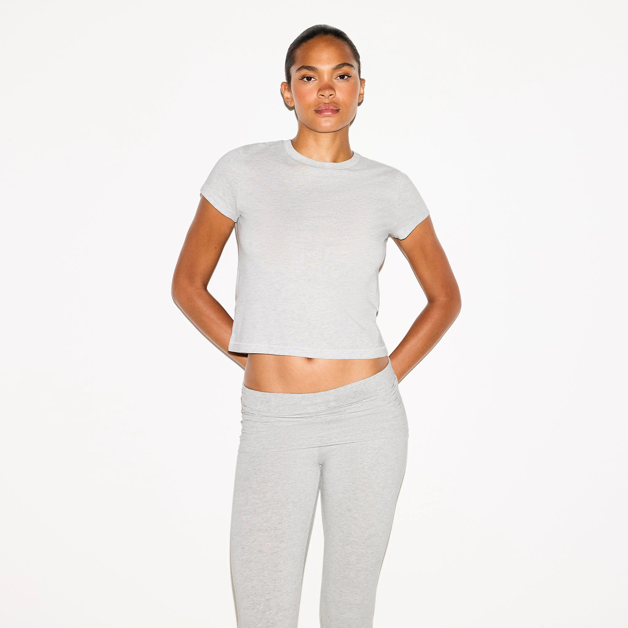 RELAXED TEES SHRUNKEN T-SHIRT | LIGHT HEATHER GREY ON A MODEL SIDE VIEW @ | FOCUS: 0.0, 1.0, 0.9
