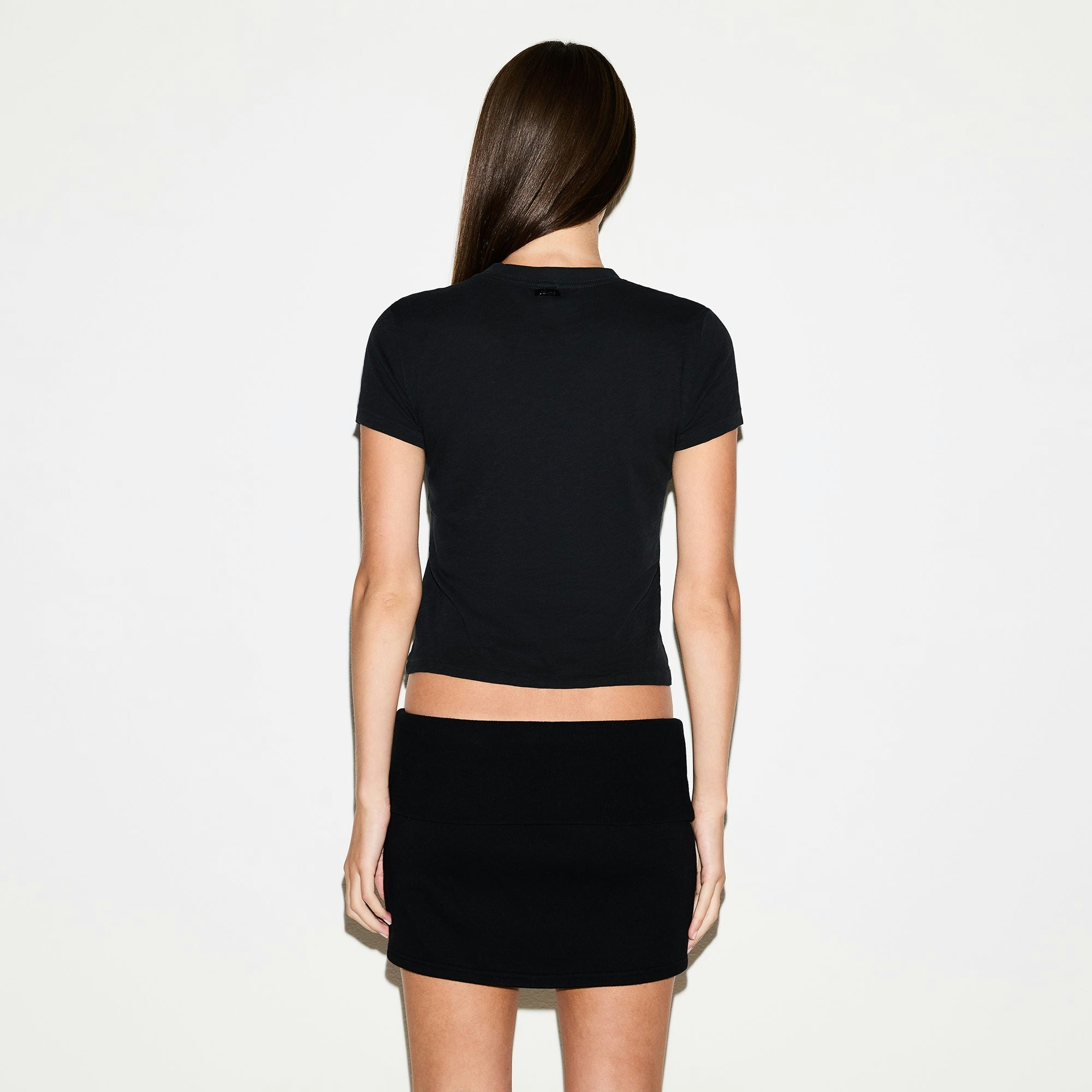 RELAXED TEES SHRUNKEN T-SHIRT | ONYX ON A MODEL SIDE VIEW @ | FOCUS: 0.0, 1.0, 0.9