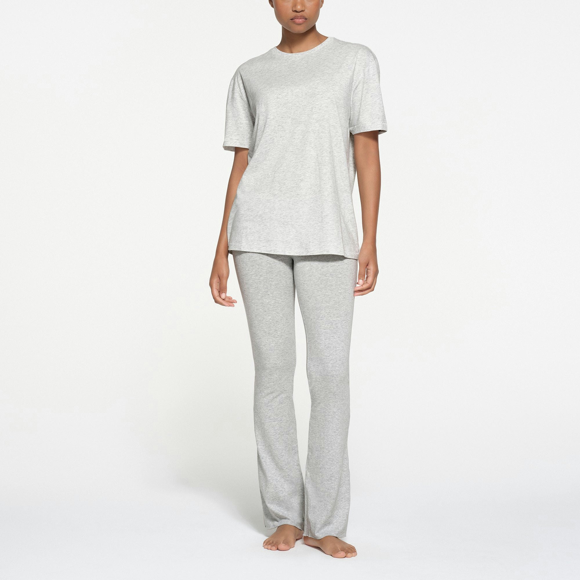 RELAXED TEES OVERSIZED LONG T-SHIRT | LIGHT HEATHER GREY ON A MODEL FRONT VIEW @ | FOCUS: 0.9, 0.1, 0.7