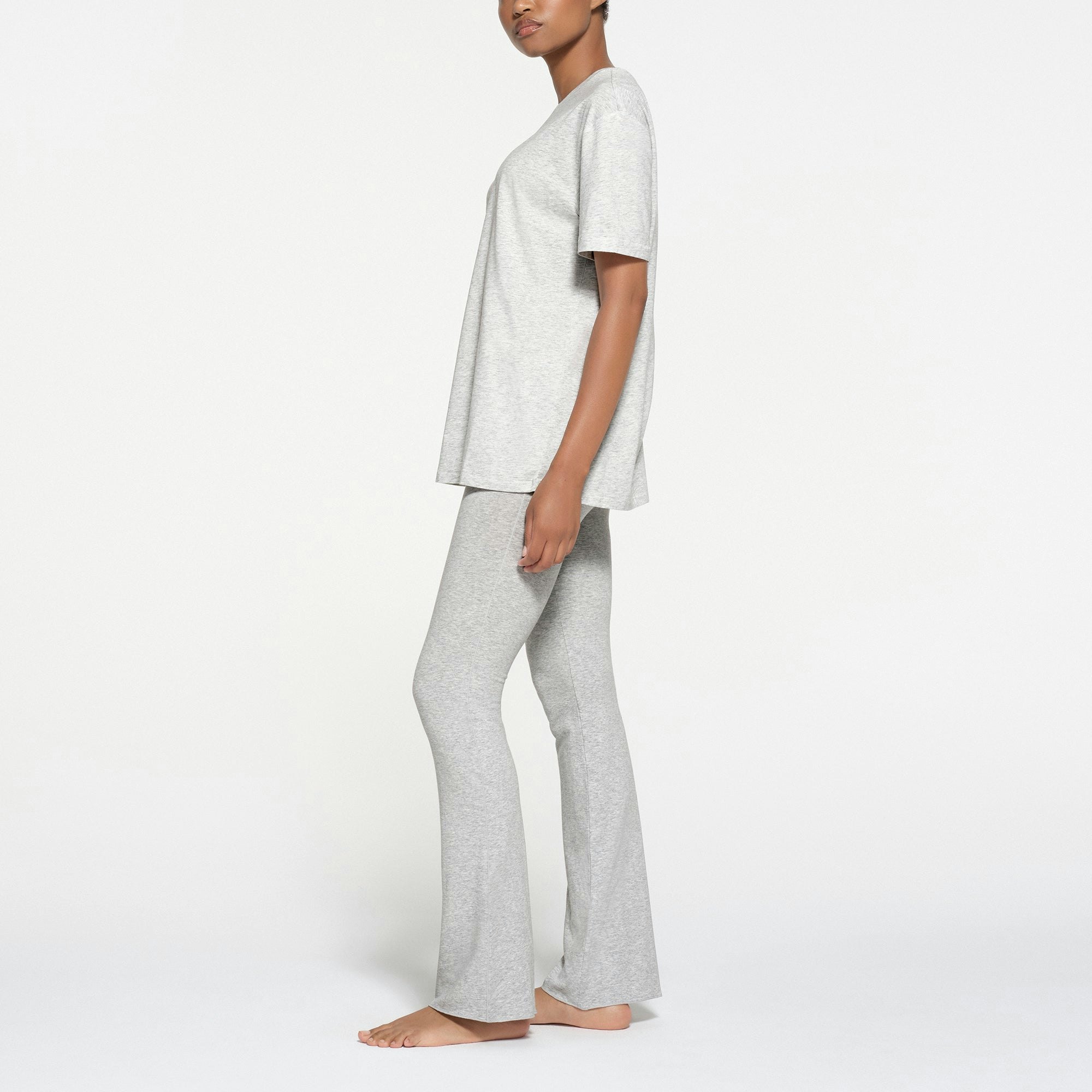 RELAXED TEES OVERSIZED LONG T-SHIRT | LIGHT HEATHER GREY ON A MODEL SIDE VIEW